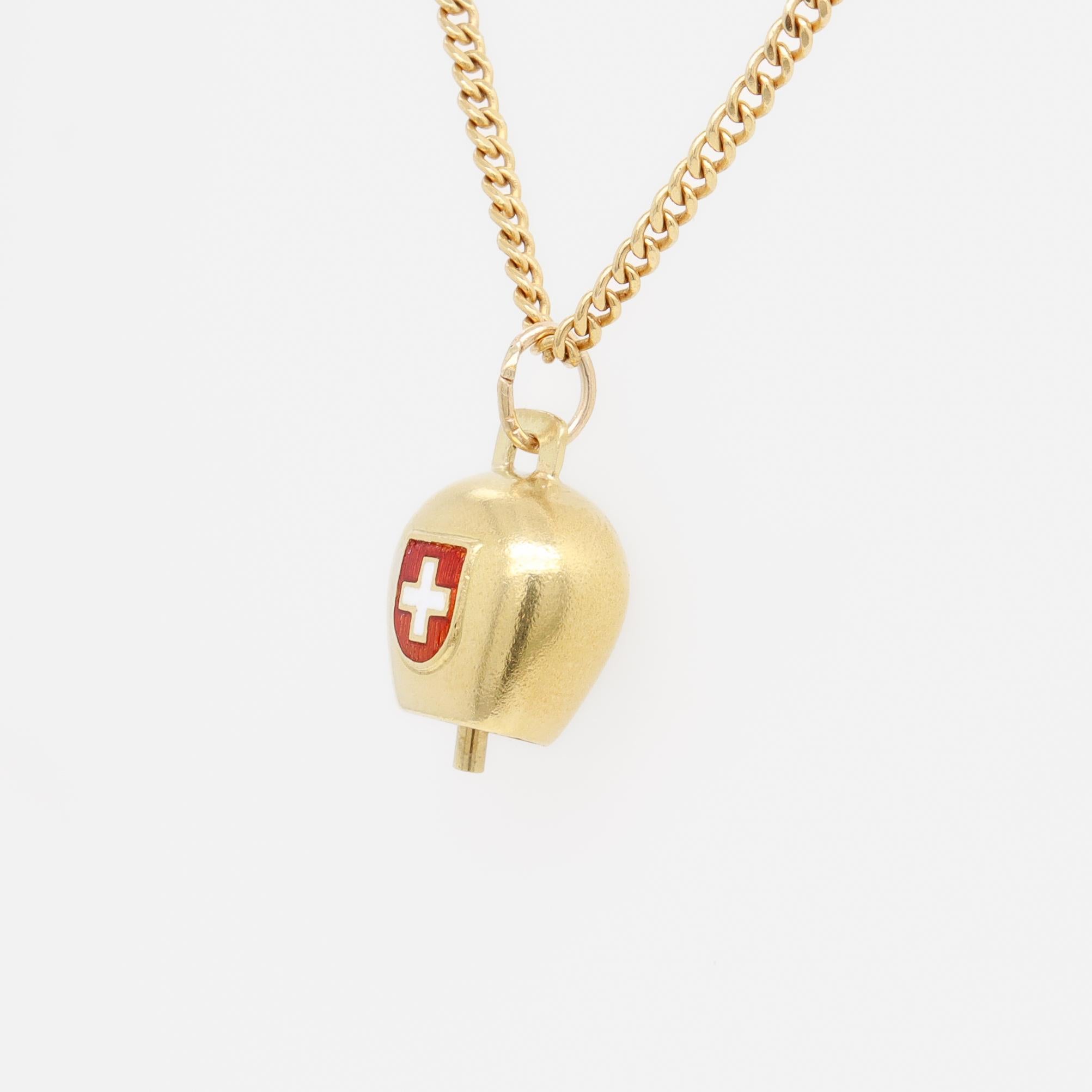 Vintage 18k Gold Miniature Cow Bell Charm with Enamel Swiss Flag (breloque de cloche de vache miniature en or 18k avec drapeau suisse en émail) en vente 7