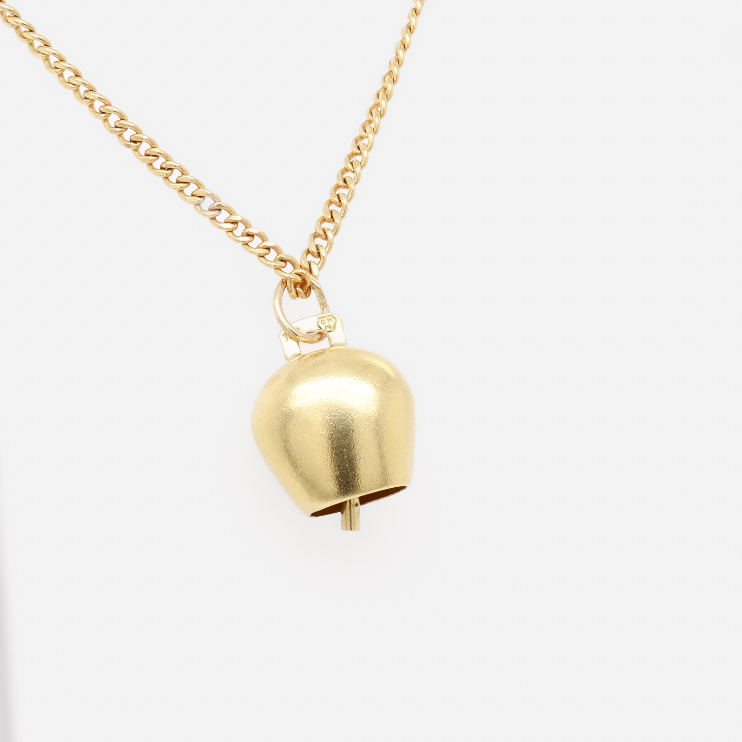 Vintage 18k Gold Miniature Cow Bell Charm with Enamel Swiss Flag (breloque de cloche de vache miniature en or 18k avec drapeau suisse en émail) en vente 8