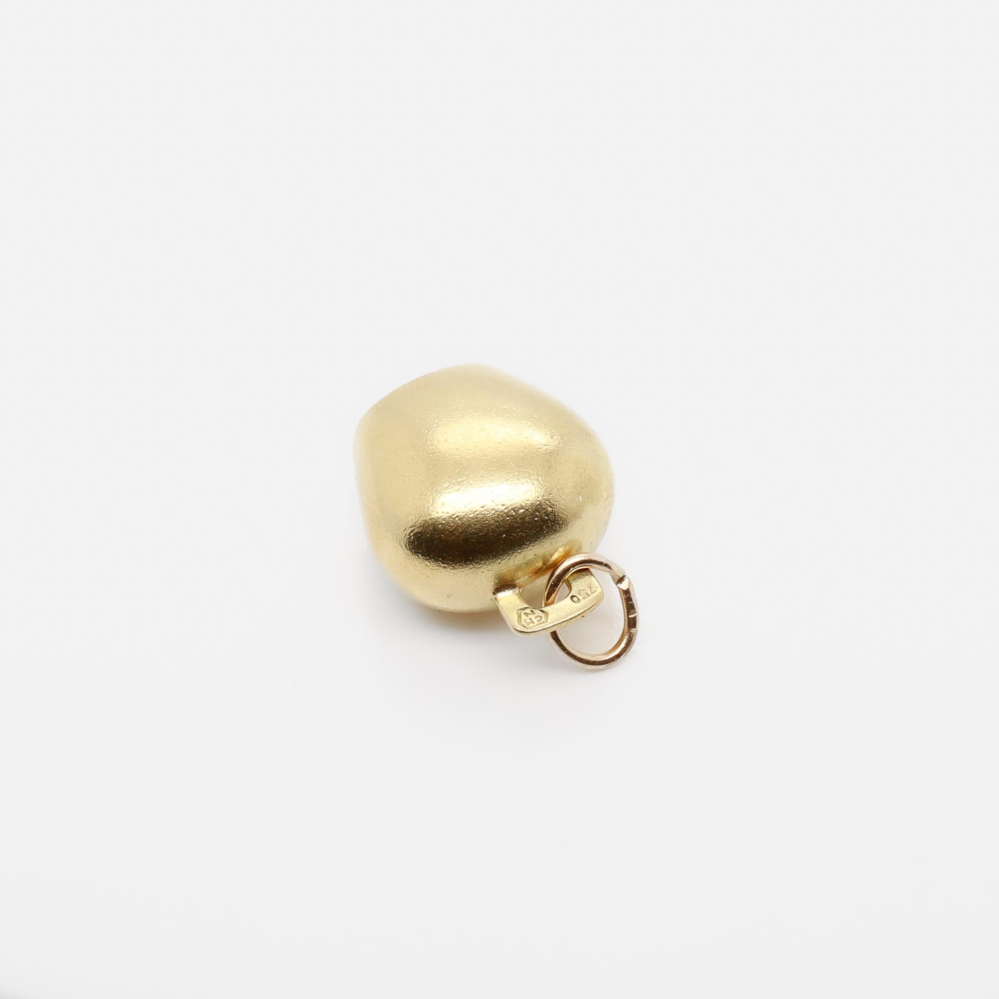 Vintage 18k Gold Miniature Cow Bell Charm with Enamel Swiss Flag (breloque de cloche de vache miniature en or 18k avec drapeau suisse en émail) en vente 9