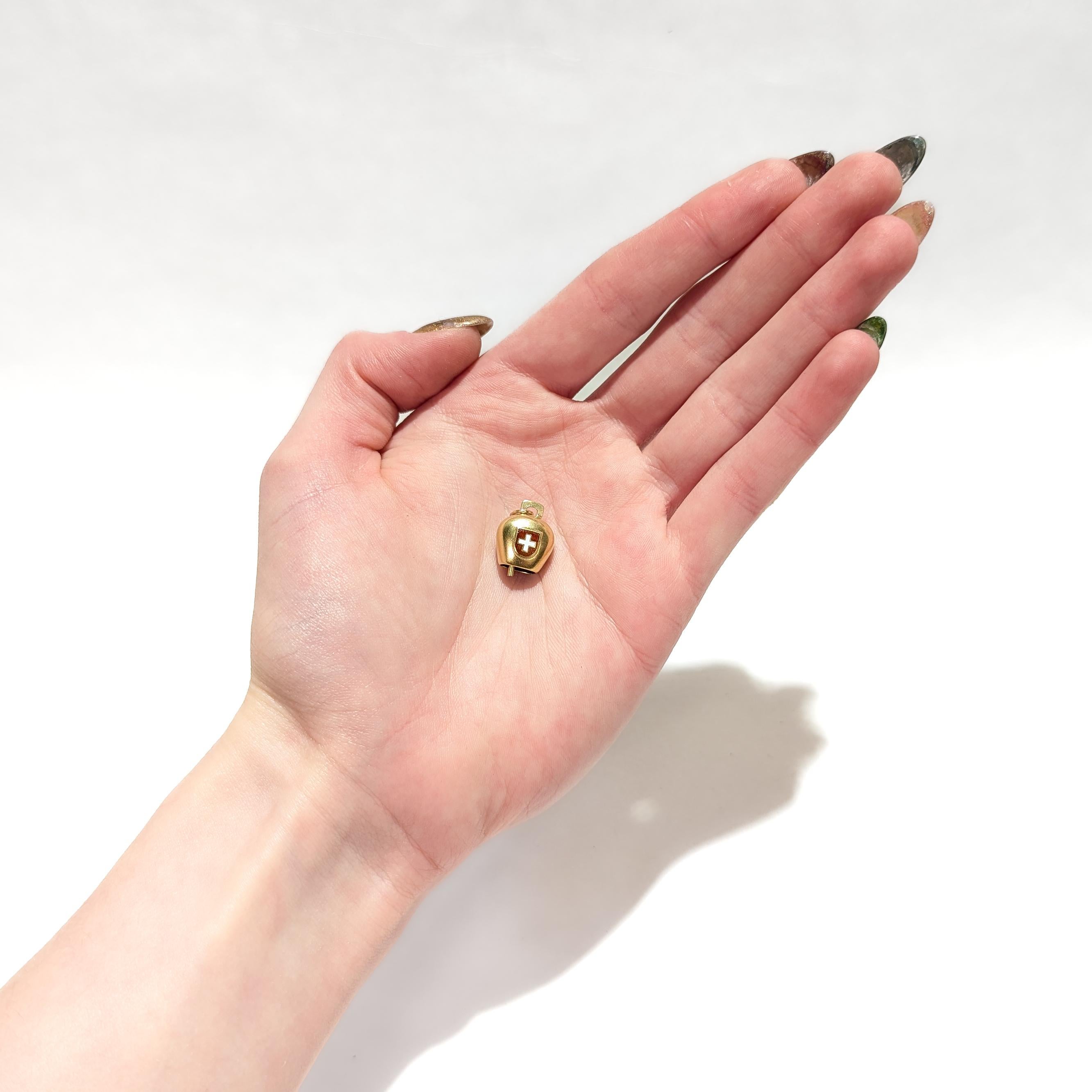 Une breloque figurative vintage en or.

En or jaune 18 carats.

En forme de cloche de vache avec un drapeau suisse émaillé sur un côté.

La partie supérieure est munie d'une attache intégrale.

Un charme tout simplement merveilleux !

(Chaîne à des