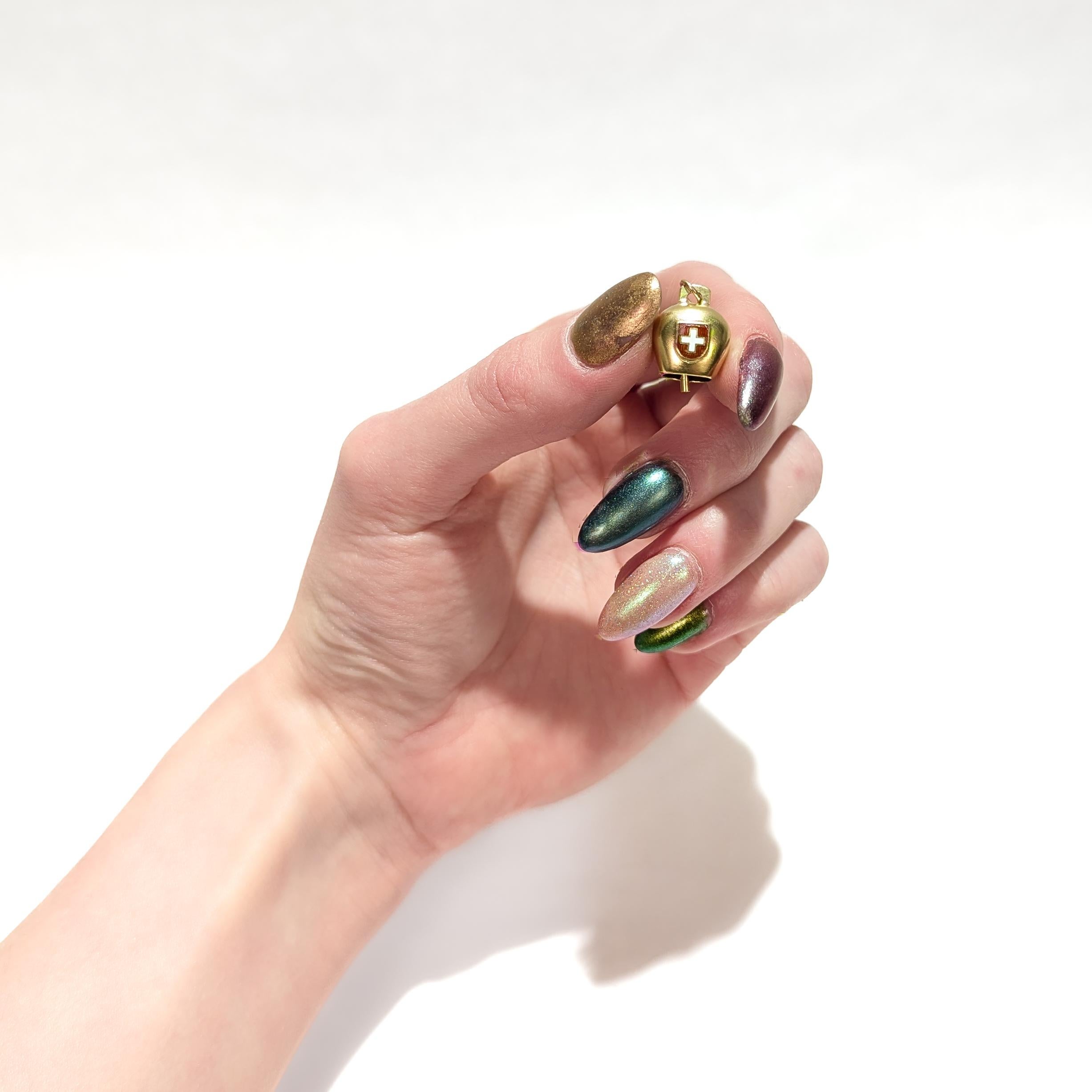 Moderne Vintage 18k Gold Miniature Cow Bell Charm with Enamel Swiss Flag (breloque de cloche de vache miniature en or 18k avec drapeau suisse en émail) en vente