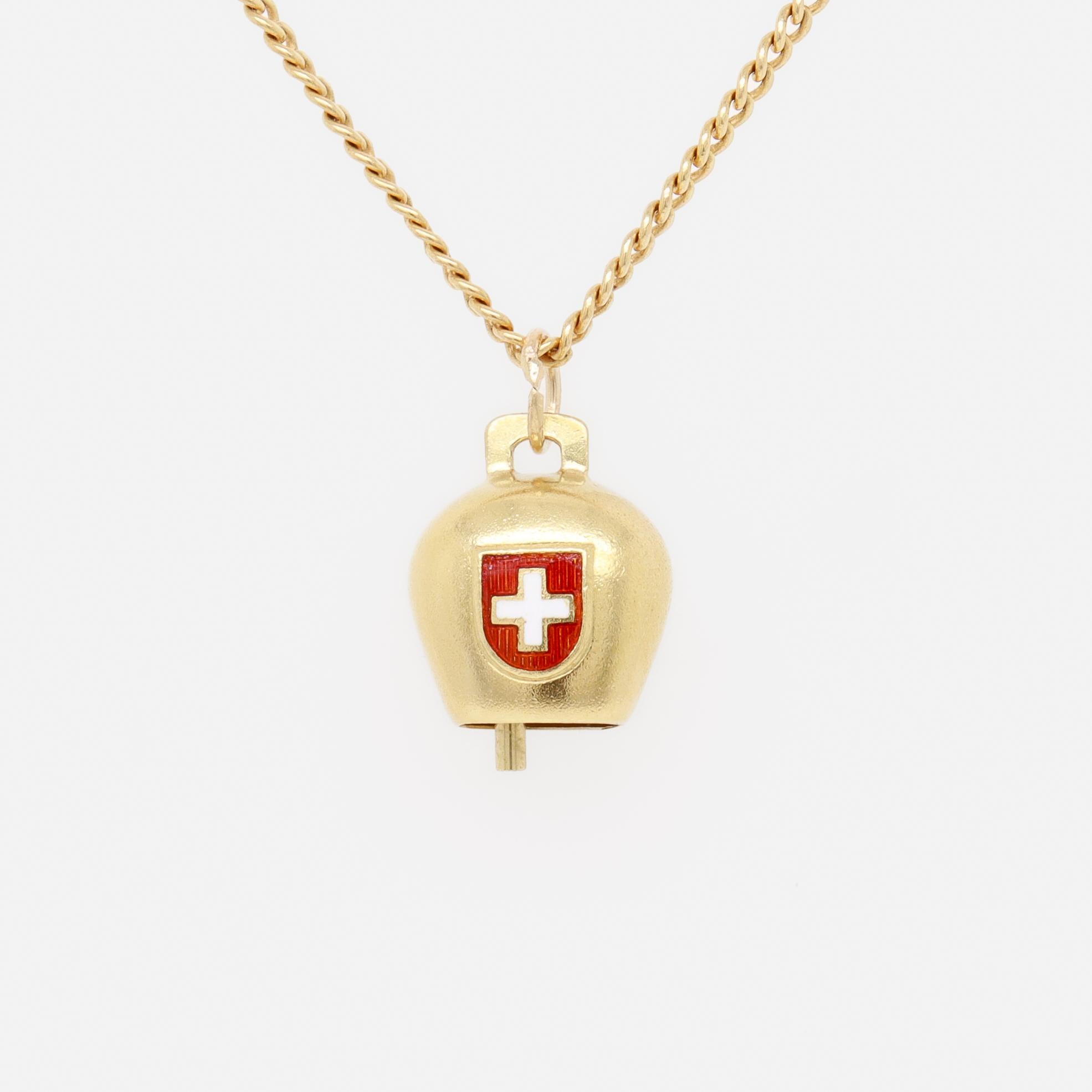 Vintage 18k Gold Miniature Cow Bell Charm with Enamel Swiss Flag (breloque de cloche de vache miniature en or 18k avec drapeau suisse en émail) Pour femmes en vente