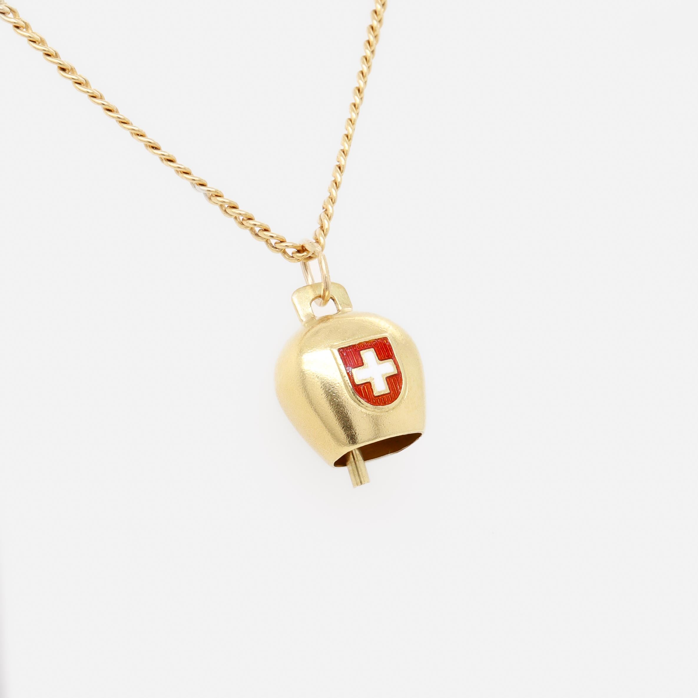 Vintage 18k Gold Miniature Cow Bell Charm with Enamel Swiss Flag (breloque de cloche de vache miniature en or 18k avec drapeau suisse en émail) en vente 1