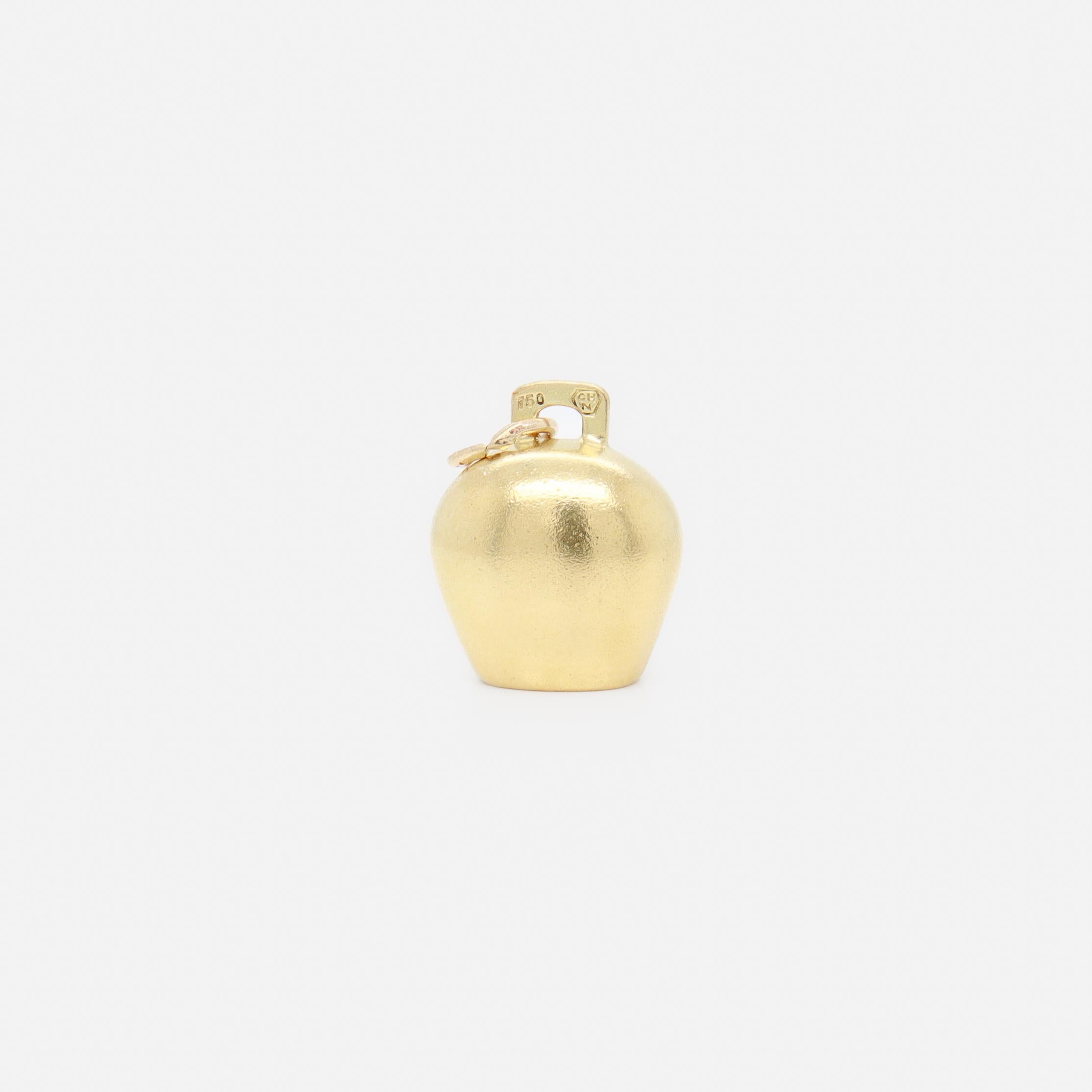 Vintage 18k Gold Miniature Cow Bell Charm with Enamel Swiss Flag (breloque de cloche de vache miniature en or 18k avec drapeau suisse en émail) en vente 3