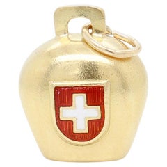 Vintage 18k Gold Miniature Cow Bell Charm with Enamel Swiss Flag (breloque de cloche de vache miniature en or 18k avec drapeau suisse en émail)