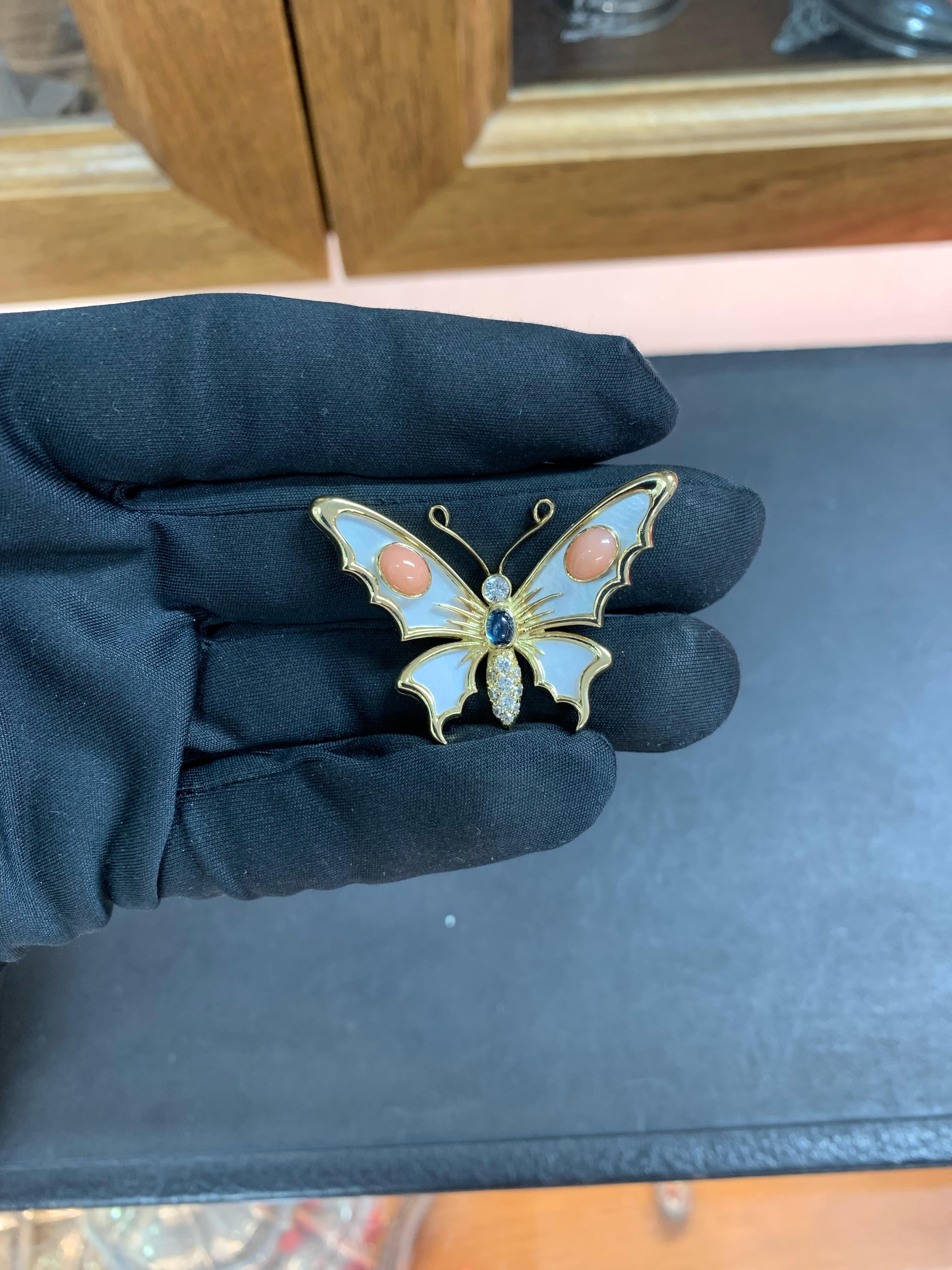 Vintage 18k Gold Mother Of Pearl, Coral, Sapphire & Diamond Butterfly Pendant  In Excellent Condition For Sale In Ramat Gan, IL