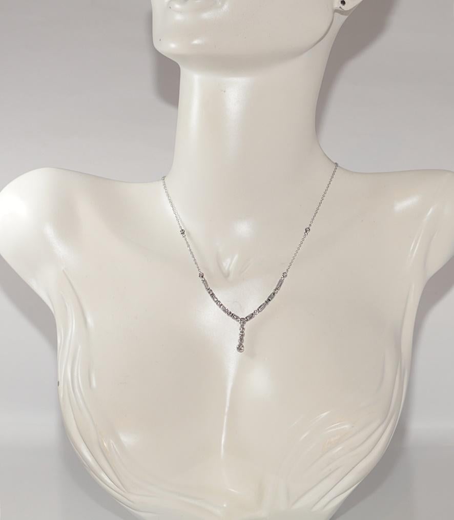 In ottime condizioni.
Il peso totale è di 5.5 grammi.
Totalmente è un diamante da 1,85 ct.
Il diamante ha un colore F-G e una purezza vvs1.
La lunghezza totale della catena senza diamante è di 36 cm.
Per qualsiasi domanda, contattaci.