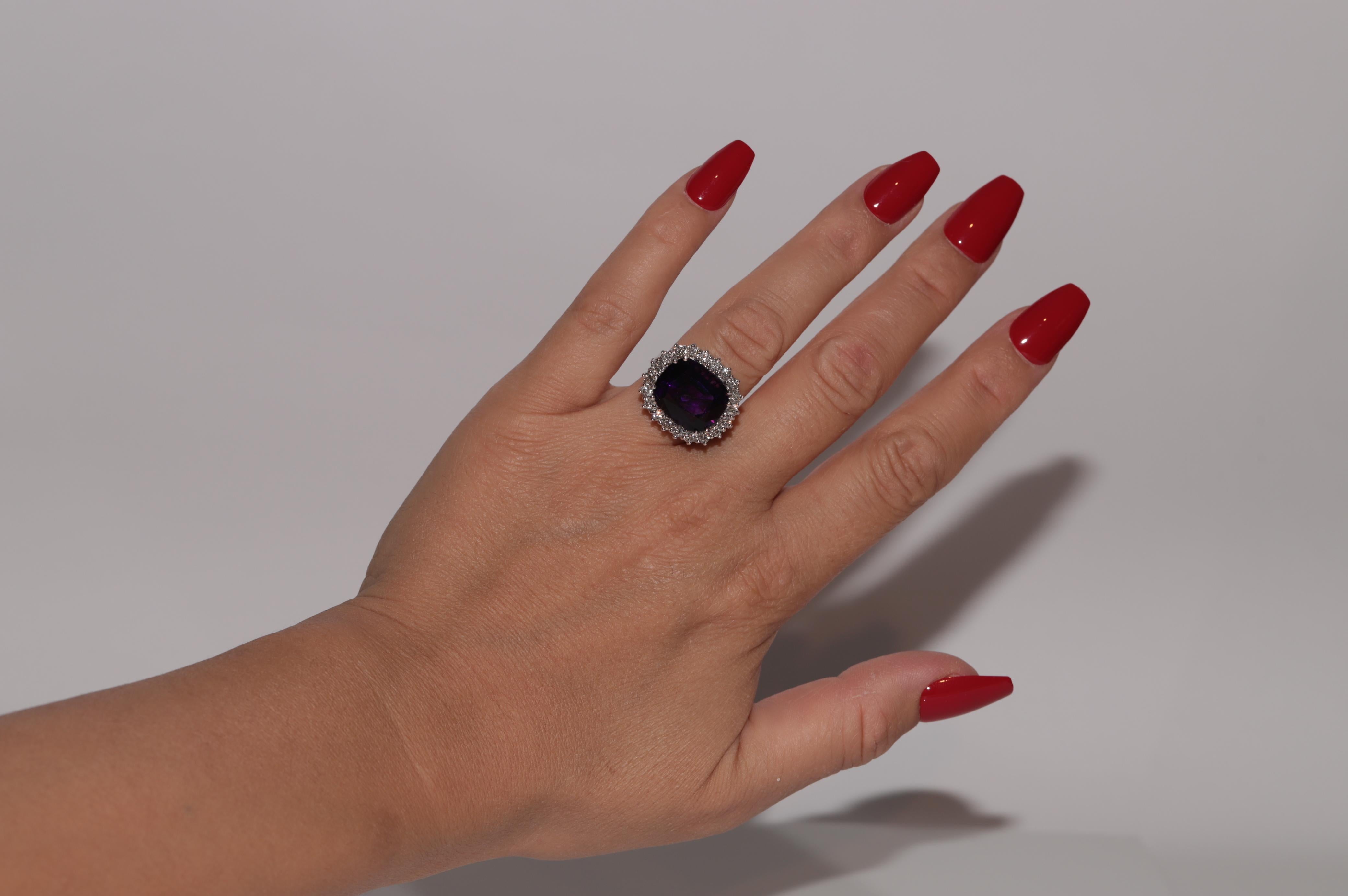 Anillo vintage de oro de 18 quilates con diamantes naturales y amatista decorado con un tanque fuerte en venta 7