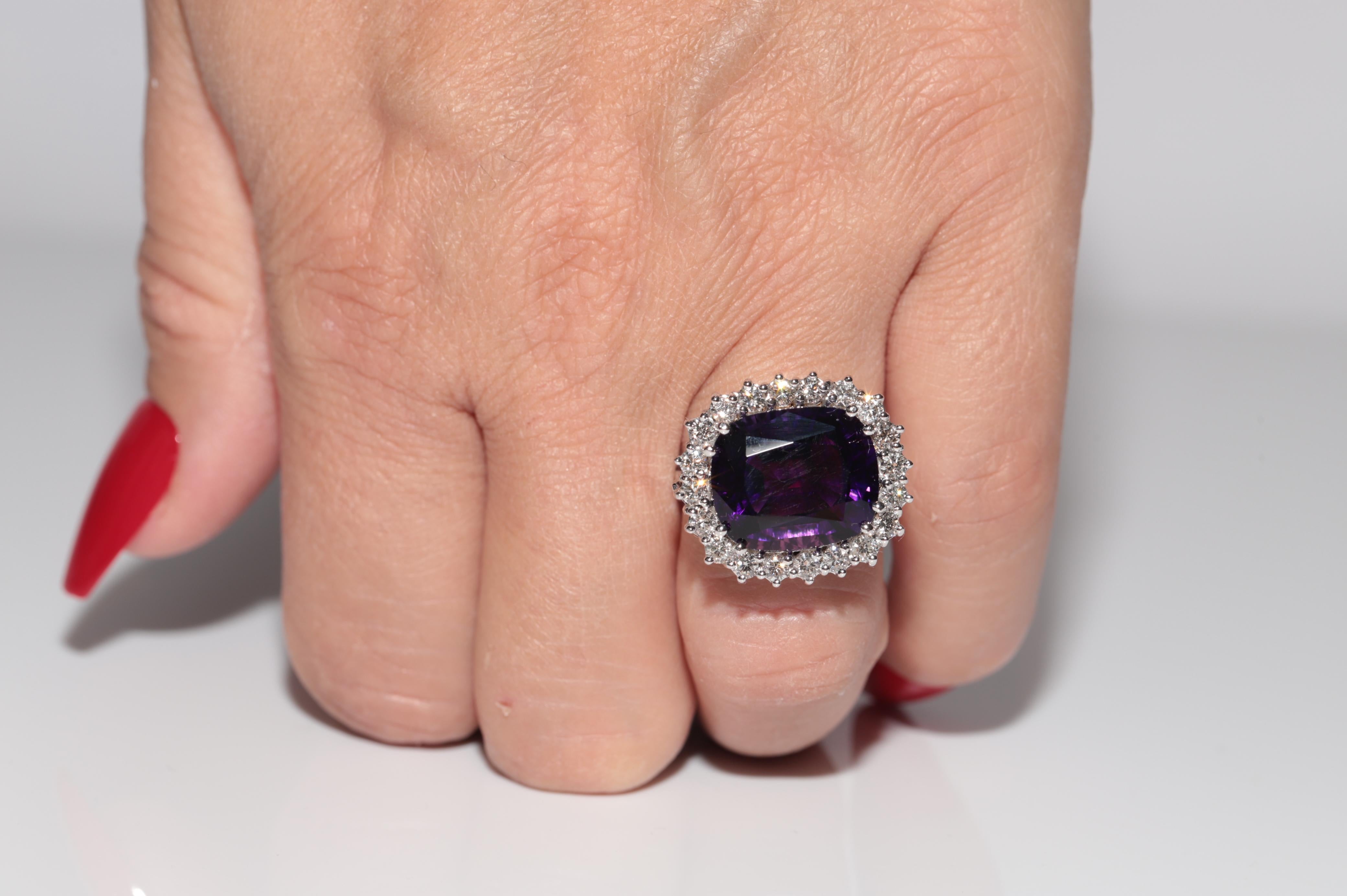 Anillo vintage de oro de 18 quilates con diamantes naturales y amatista decorado con un tanque fuerte en venta 8
