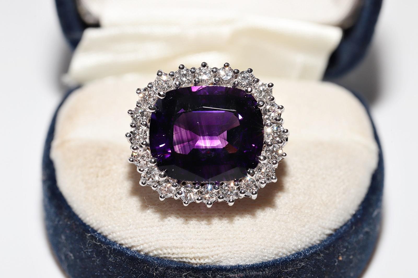 En muy buen estado.
El peso total es de 12,3 gramos.
Totalmente es diamante 1 ct.
PARTE SUPERIOR DE ORO DE 14 QUILATES.
El diamante es de color H-I y claridad vvs-vs.
Totalmente es amatista 10 ct.
La talla del anillo es US 6.5
Podemos fabricar
