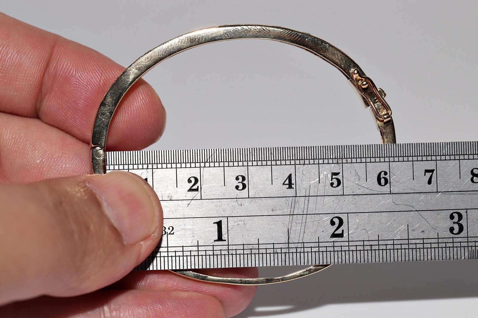 Armreif aus 18 Karat Gold mit natürlichem Diamanten im Baguetteschliff und Smaragd im Baguetteschliff im Angebot 8