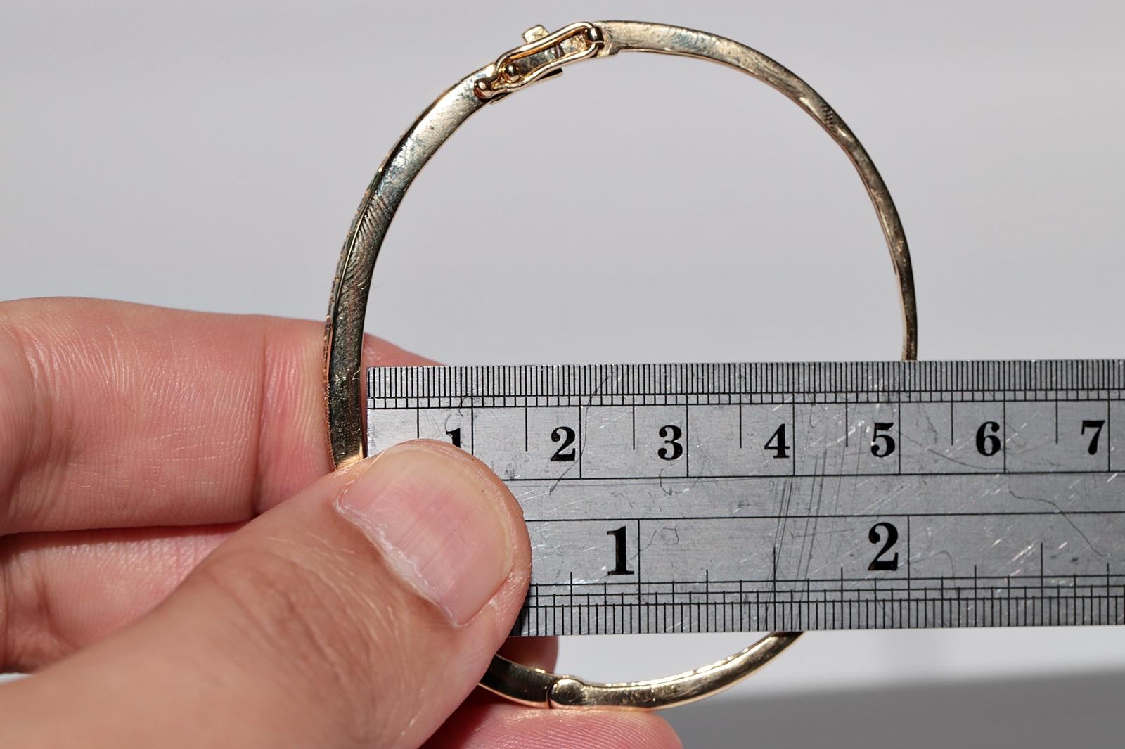 Armreif aus 18 Karat Gold mit natürlichem Diamanten im Baguetteschliff und Smaragd im Baguetteschliff im Angebot 9