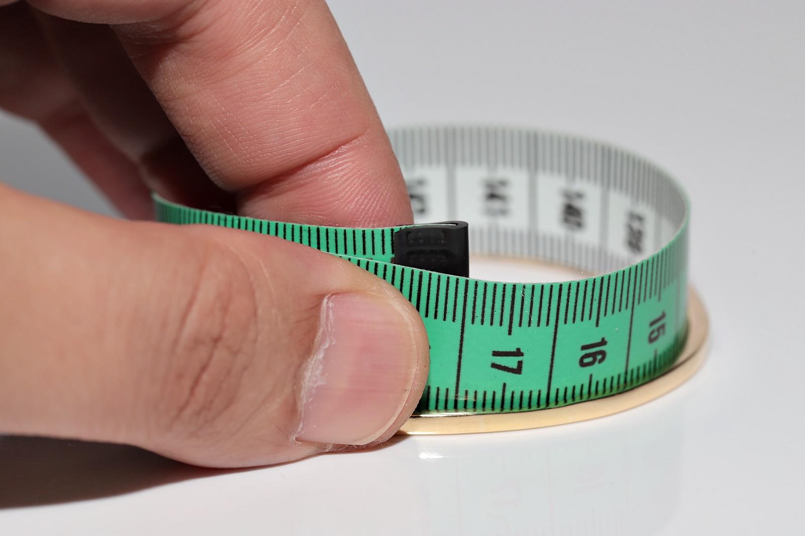 Armreif aus 18 Karat Gold mit natürlichem Diamanten im Baguetteschliff und Smaragd im Baguetteschliff im Angebot 10