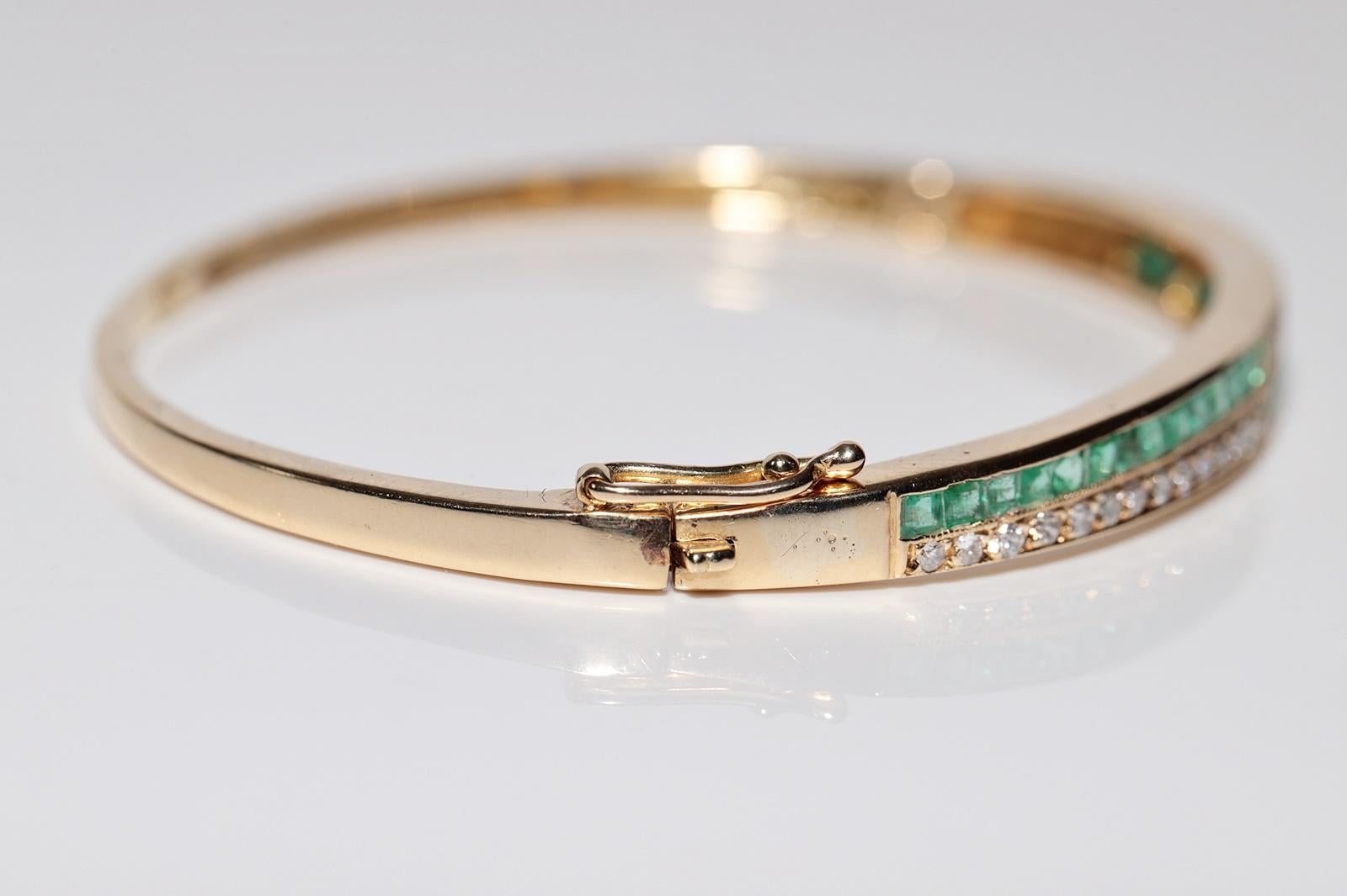 Armreif aus 18 Karat Gold mit natürlichem Diamanten im Baguetteschliff und Smaragd im Baguetteschliff im Angebot 11