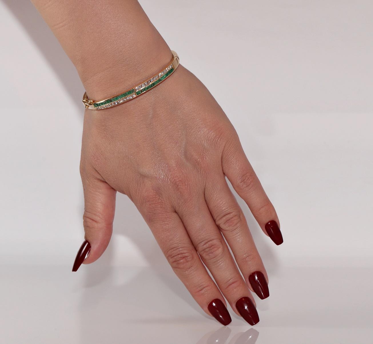 Armreif aus 18 Karat Gold mit natürlichem Diamanten im Baguetteschliff und Smaragd im Baguetteschliff im Angebot 14