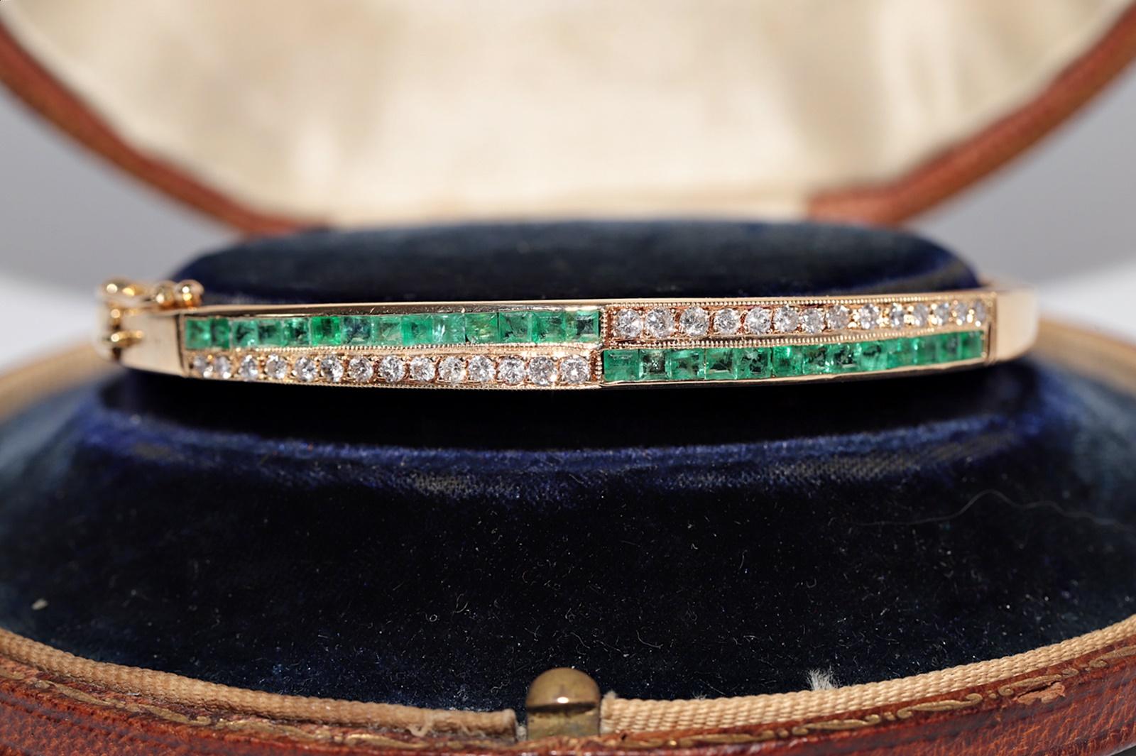 Armreif aus 18 Karat Gold mit natürlichem Diamanten im Baguetteschliff und Smaragd im Baguetteschliff (Retro) im Angebot