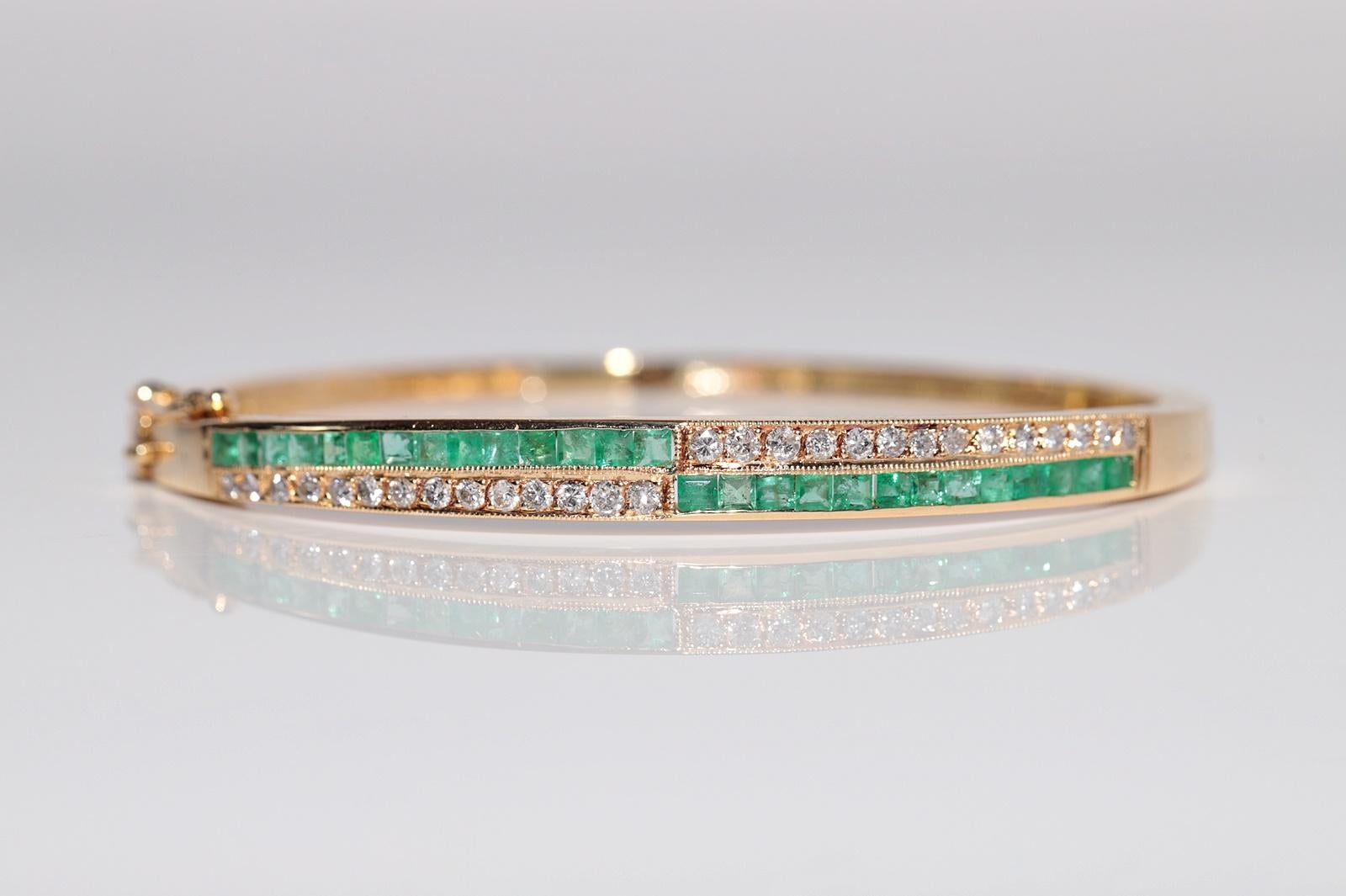 Armreif aus 18 Karat Gold mit natürlichem Diamanten im Baguetteschliff und Smaragd im Baguetteschliff Damen im Angebot