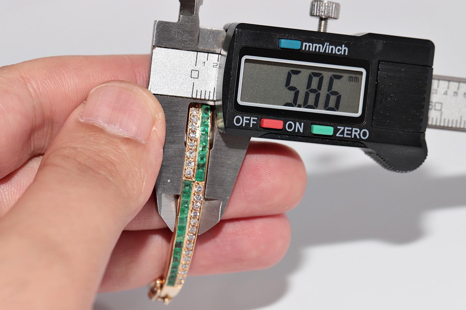 Armreif aus 18 Karat Gold mit natürlichem Diamanten im Baguetteschliff und Smaragd im Baguetteschliff im Angebot 2