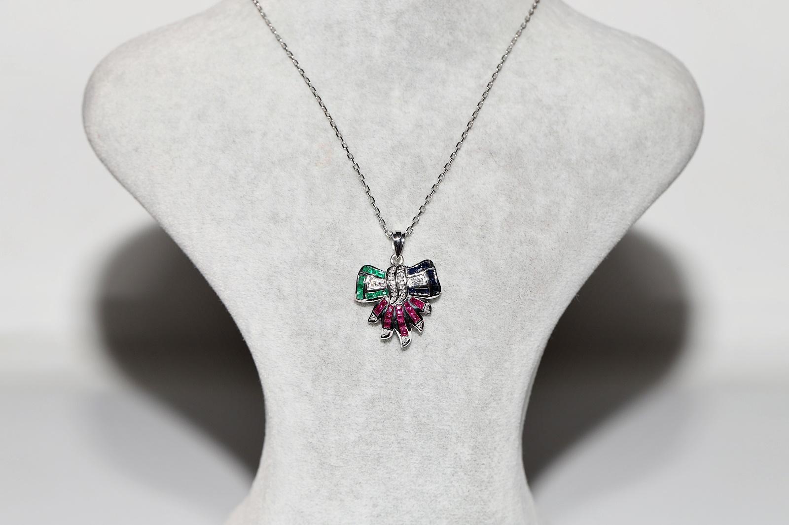 In ottime condizioni.
Il peso totale è di 7 grammi.
Totalmente è zaffiro, smeraldo e rubino da 0.90 ct.
Totalmente è un diamante da 0,08 ct.
Il diamante ha un colore H e una purezza vs.
La lunghezza totale della catena è di 45 cm.
Per qualsiasi