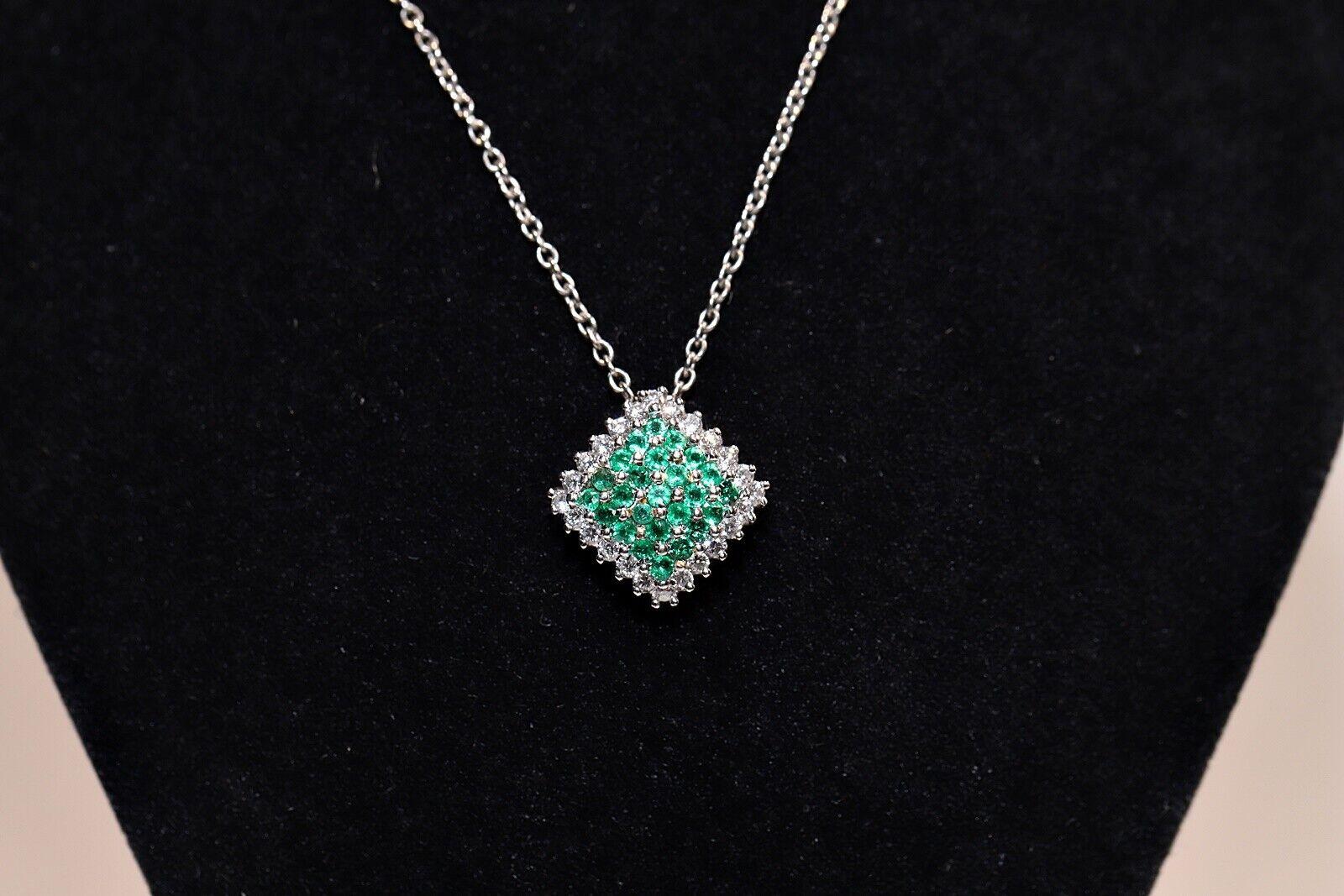 In sehr gutem Zustand.
Das Gesamtgewicht beträgt 5,3 Gramm.
Dimention ist Diamant insgesamt 0.40 Karat.
Der Diamant hat die Farbe G und vvs-vs.
Vollständig  ist ein Smaragd von 0,60 Karat.
Die Gesamtlänge der Kette beträgt 43 cm.
Bitte kontaktieren