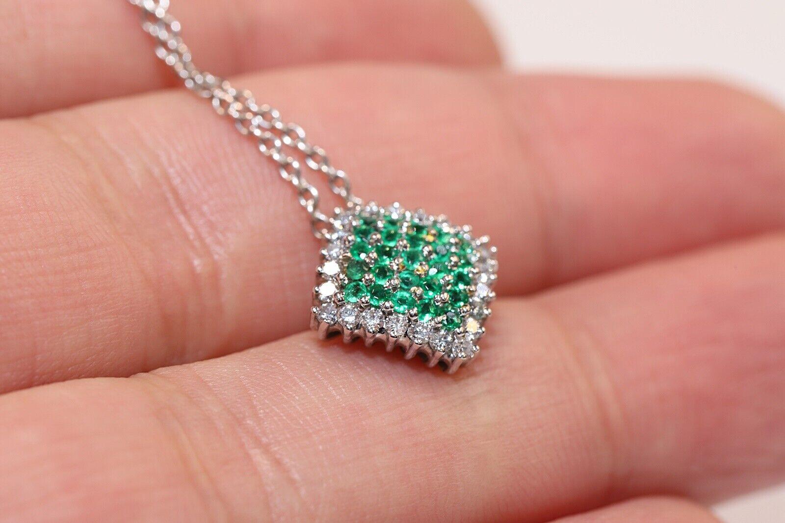 Halskette aus 18 Karat Gold mit natürlichen Diamanten und Smaragden, dekoriert im Angebot 1