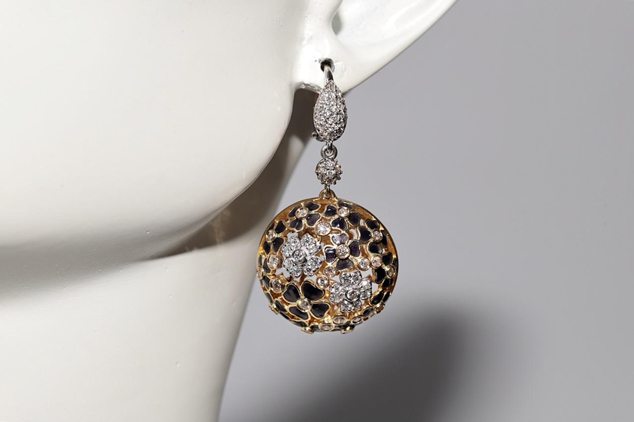 Ohrring aus 18 Karat Gold mit natürlichen Diamanten und Emaille im Vintage-Stil mit verzierten Blumen im Angebot 4