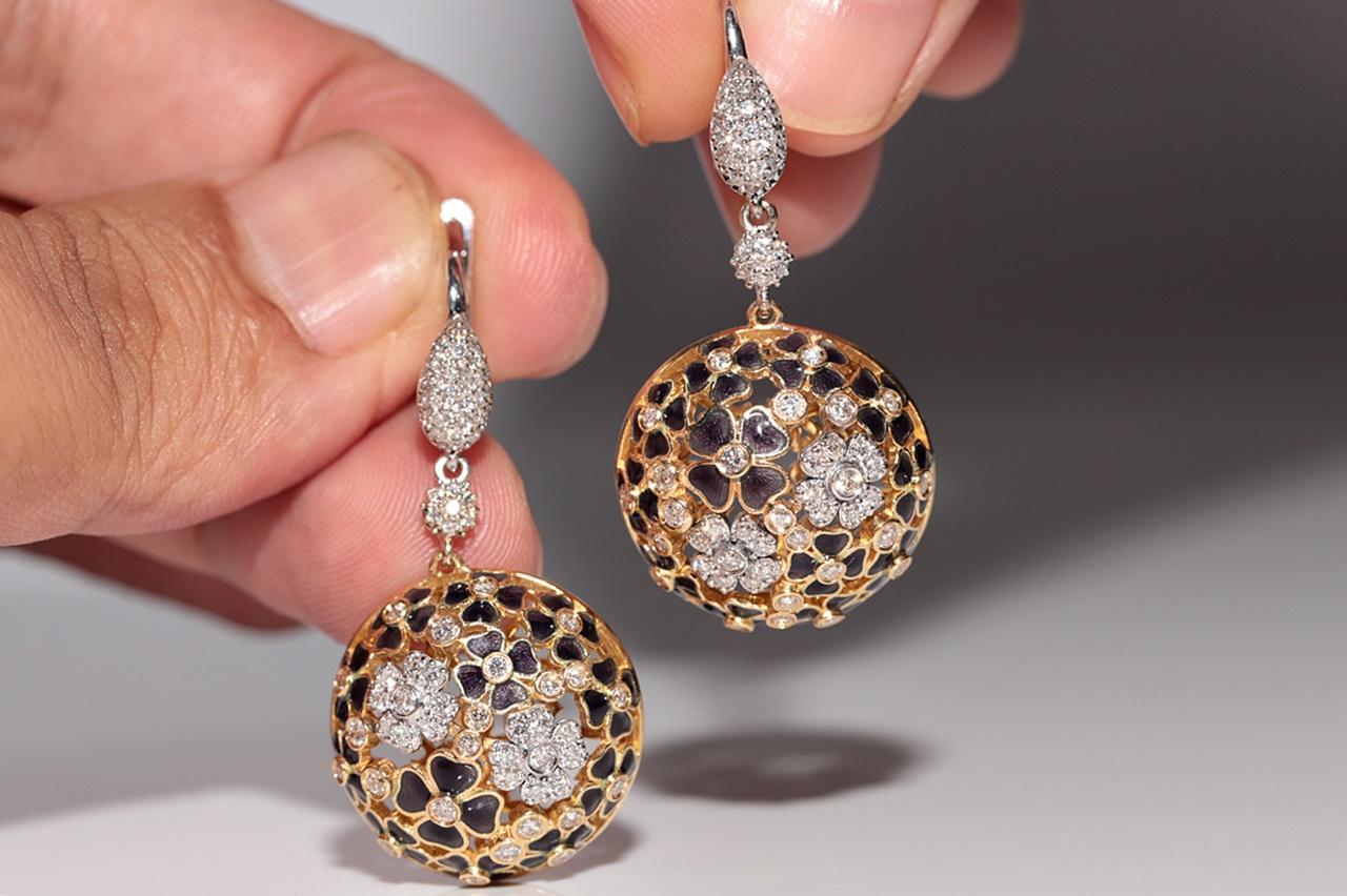 In sehr gutem Zustand.
Das Gesamtgewicht beträgt 18,1 Gramm.
Insgesamt ist der Diamant 1,90 ct.
Der Diamant hat die Farbe G-H und die Reinheit vvs-vs-s1.
Bitte kontaktieren Sie uns bei Fragen.