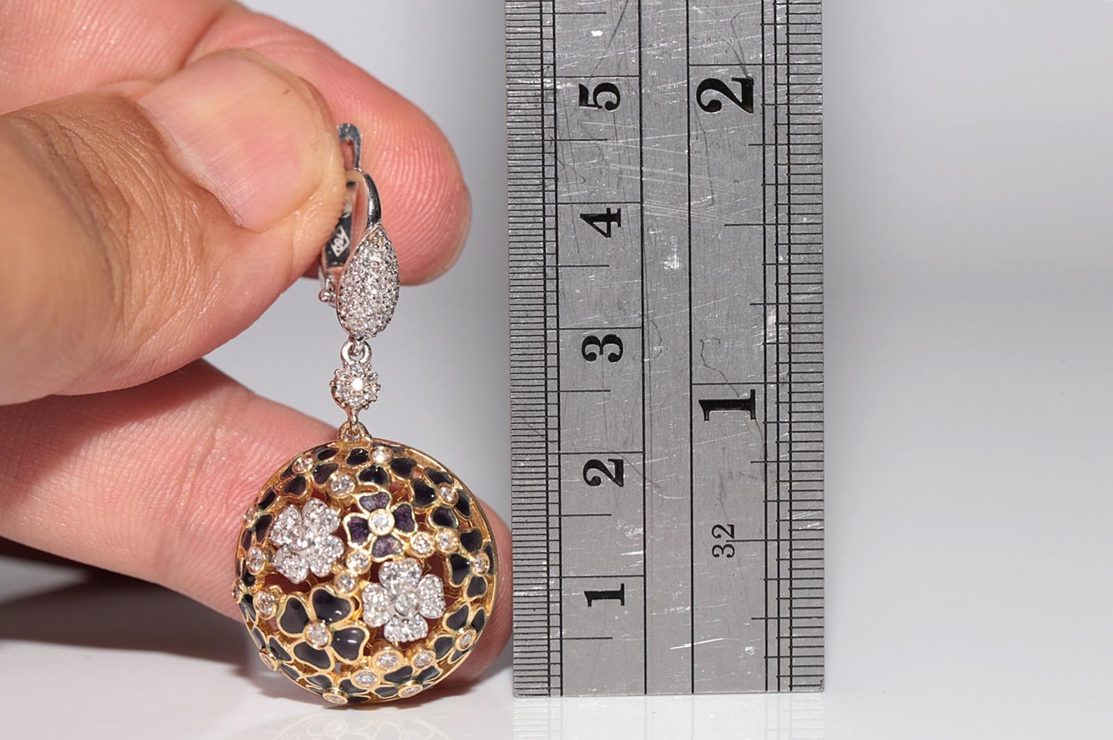 Ohrring aus 18 Karat Gold mit natürlichen Diamanten und Emaille im Vintage-Stil mit verzierten Blumen (Retro) im Angebot