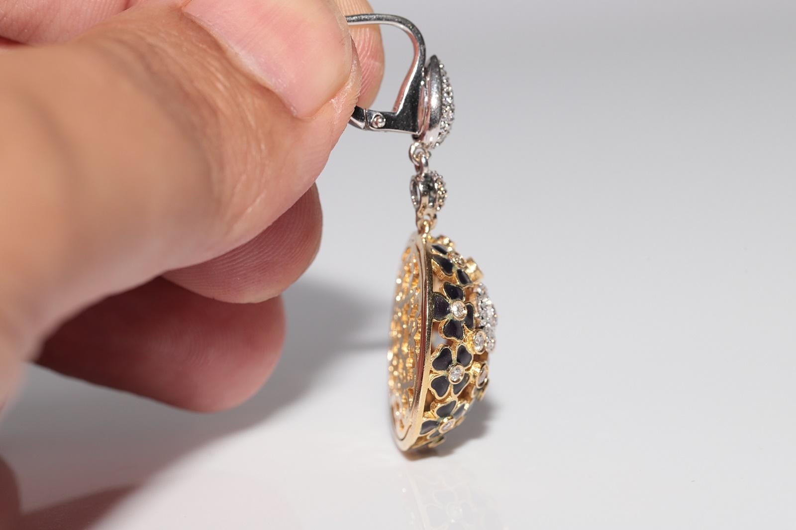Ohrring aus 18 Karat Gold mit natürlichen Diamanten und Emaille im Vintage-Stil mit verzierten Blumen (Brillantschliff) im Angebot
