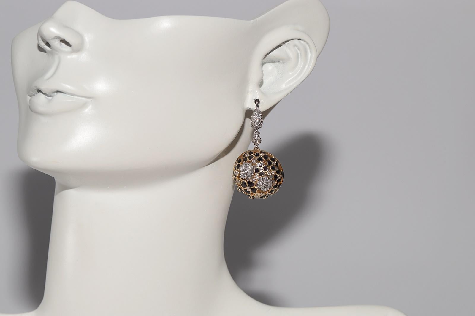Ohrring aus 18 Karat Gold mit natürlichen Diamanten und Emaille im Vintage-Stil mit verzierten Blumen im Angebot 3