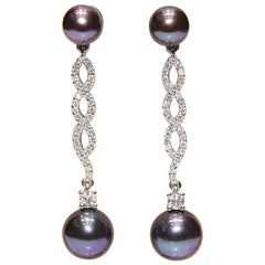 Orecchino a goccia decorato con diamanti naturali e perle in oro 18k vintage