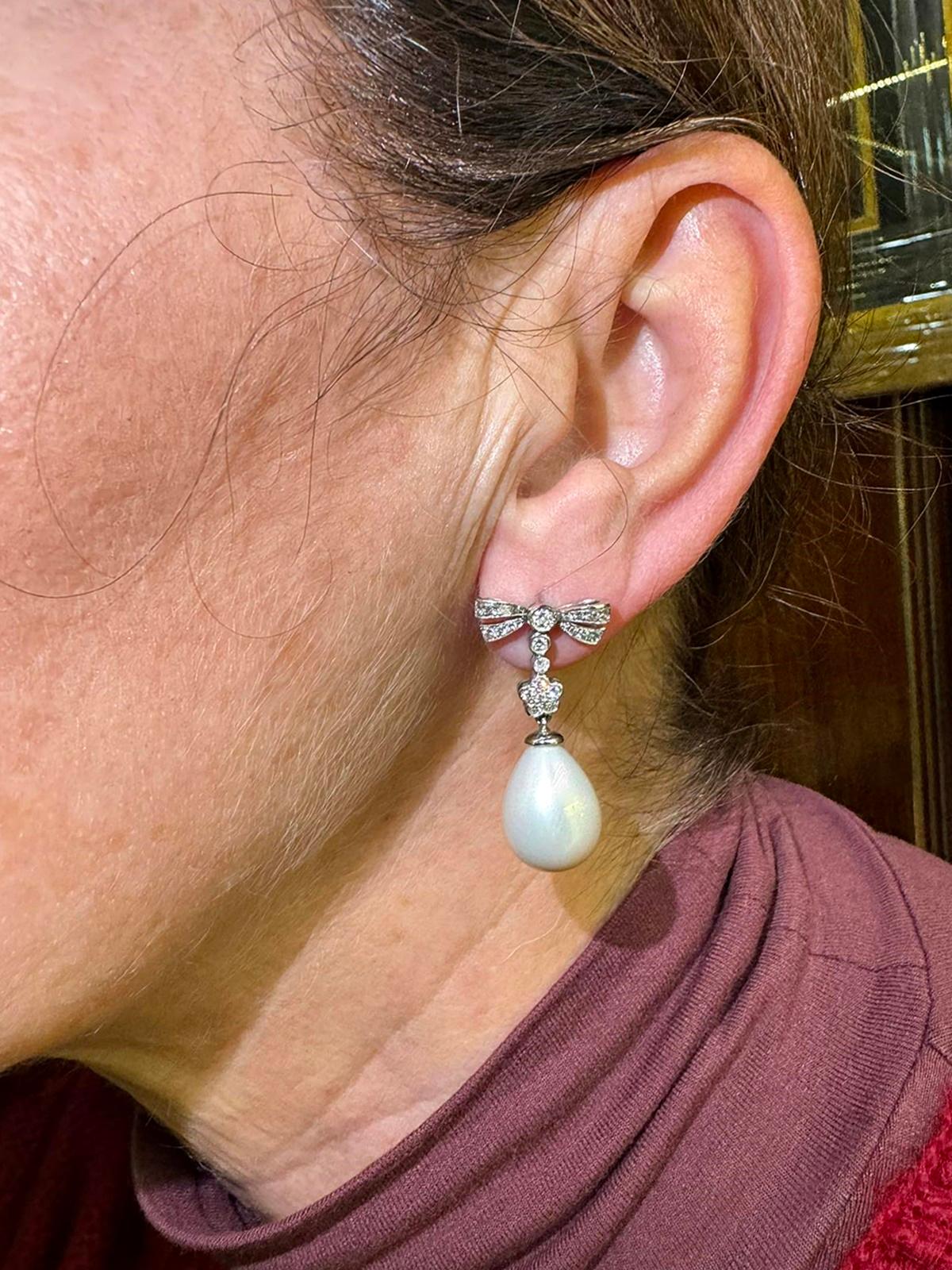 Boucles d'oreilles et pendentif vintage en or 18 carats décorées de diamants naturels et de perles en vente 13