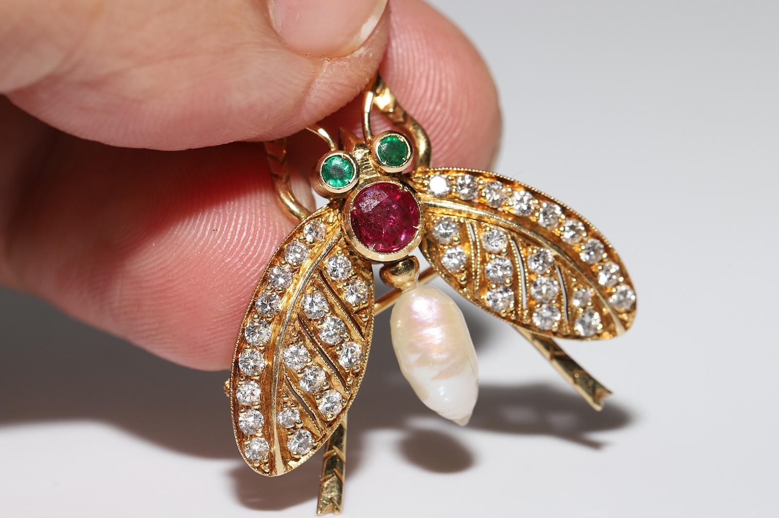 Vintage  18k Gold Natural Diamond And Ruby And Emerald Bee brooch For Sale 4