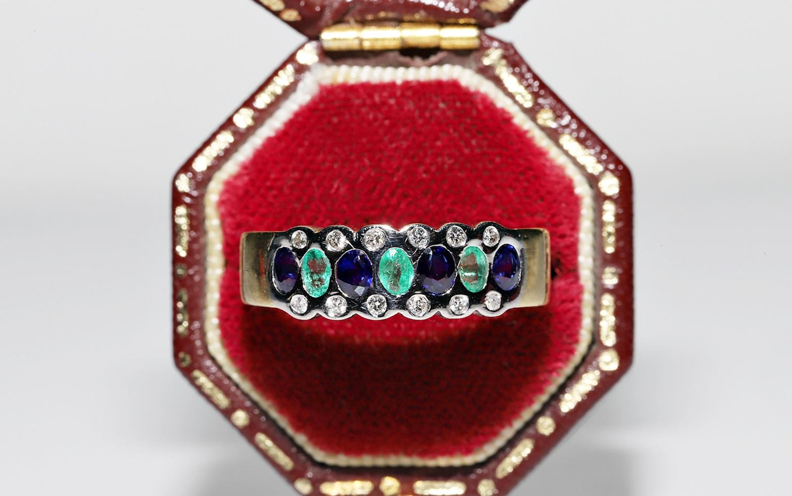 Brilliant Cut Vintage 18k Gold Natural Diamond And Sapphire And Emerald Decorated Ring For Sale