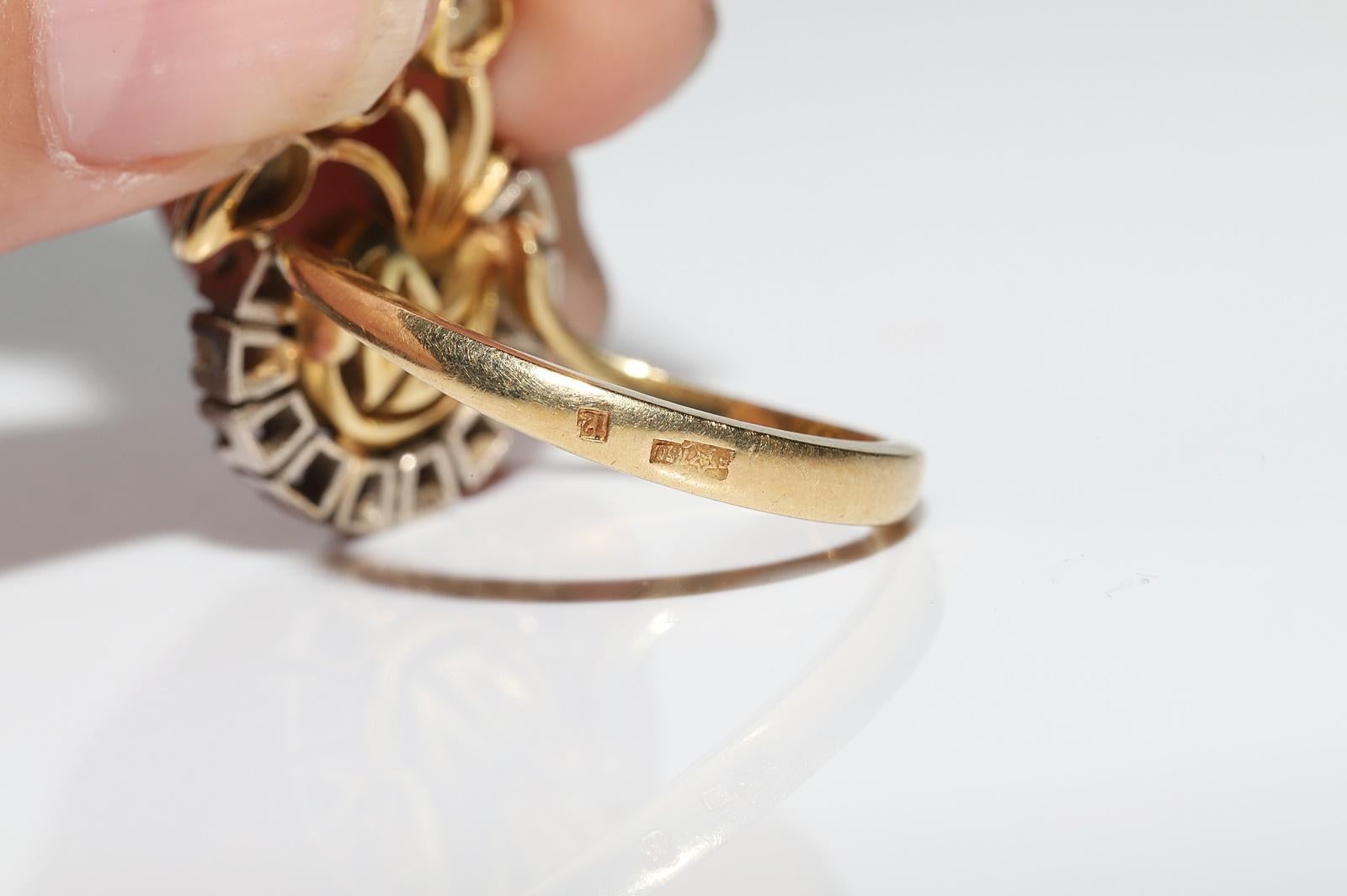 Anello d'epoca in oro 18 carati con diamanti naturali e fiori decorati in vendita 4