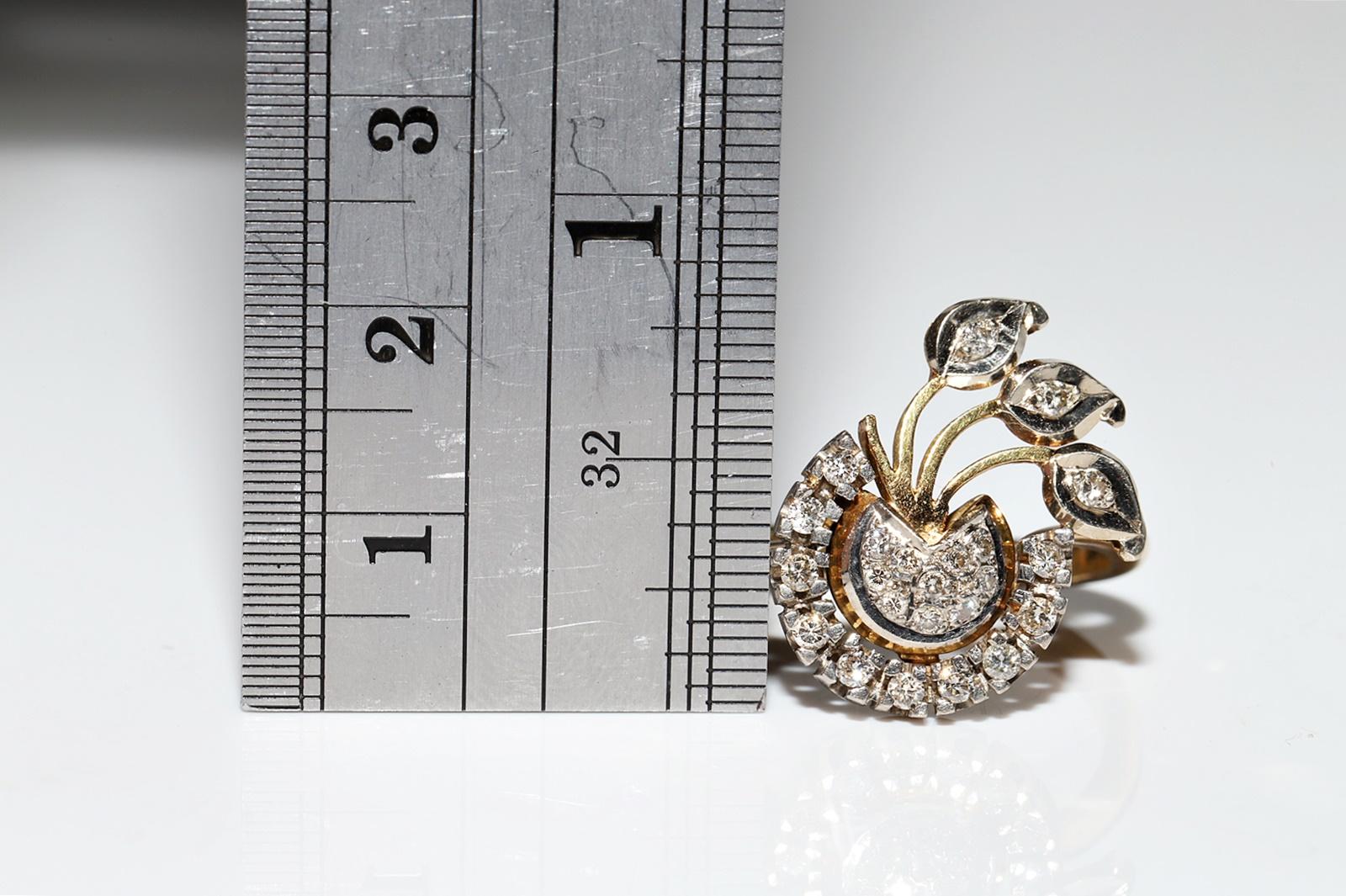 Anello d'epoca in oro 18 carati con diamanti naturali e fiori decorati in vendita 7