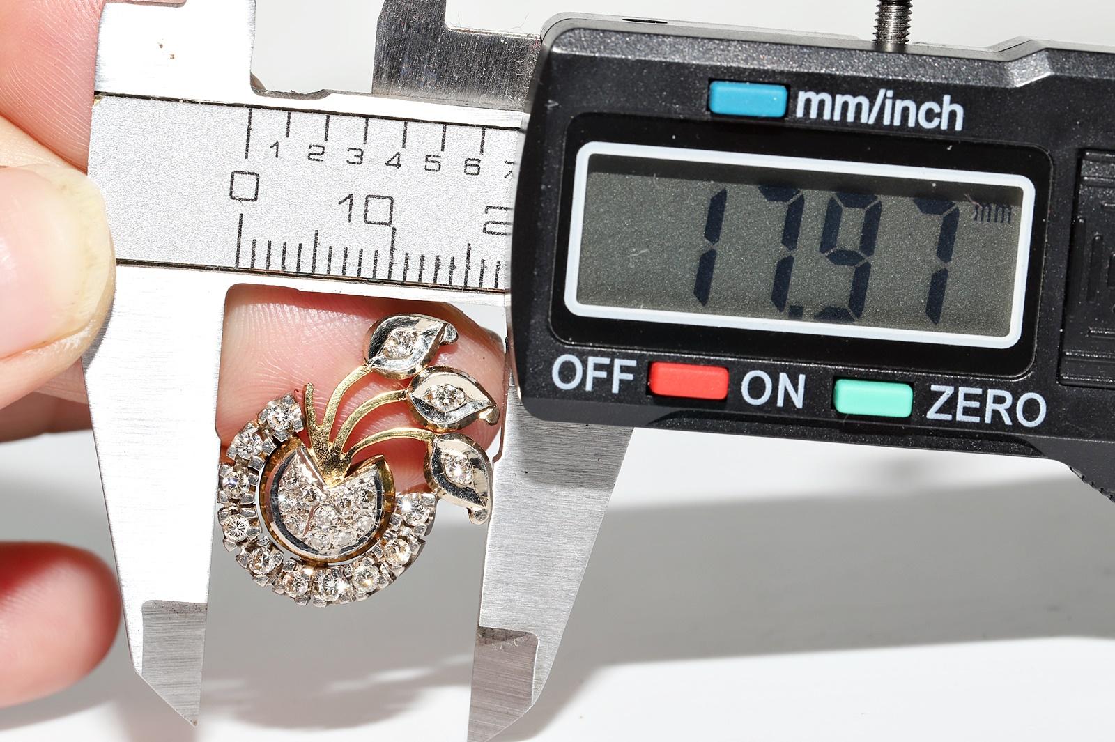 Anello d'epoca in oro 18 carati con diamanti naturali e fiori decorati in vendita 8