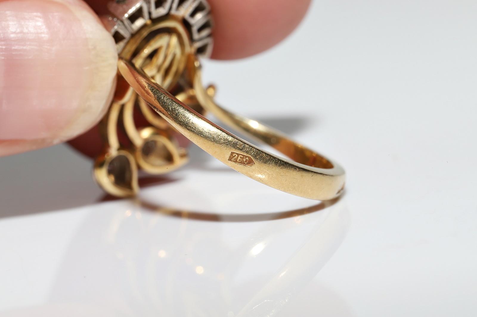 Anello d'epoca in oro 18 carati con diamanti naturali e fiori decorati in vendita 2