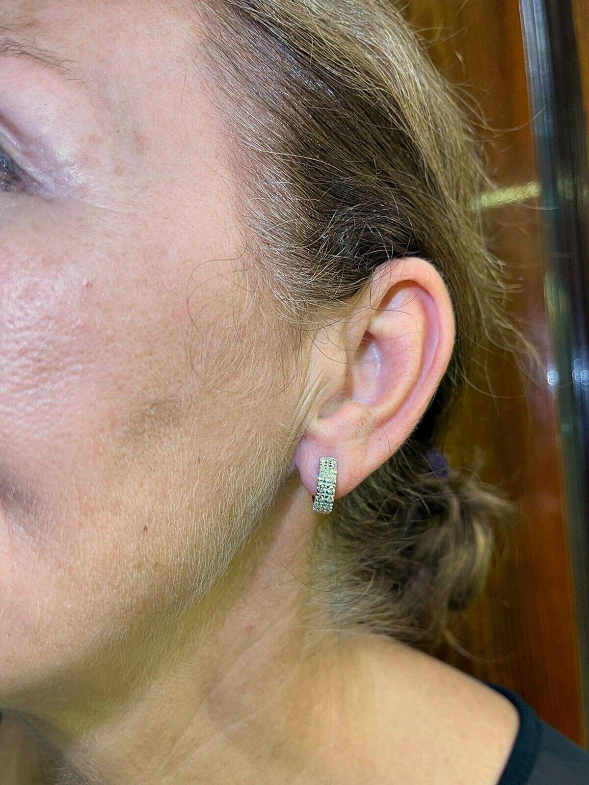 Ohrring aus 18 Karat Gold mit natürlichen Diamanten im Creolen-Stil, dekoriert im Angebot 4