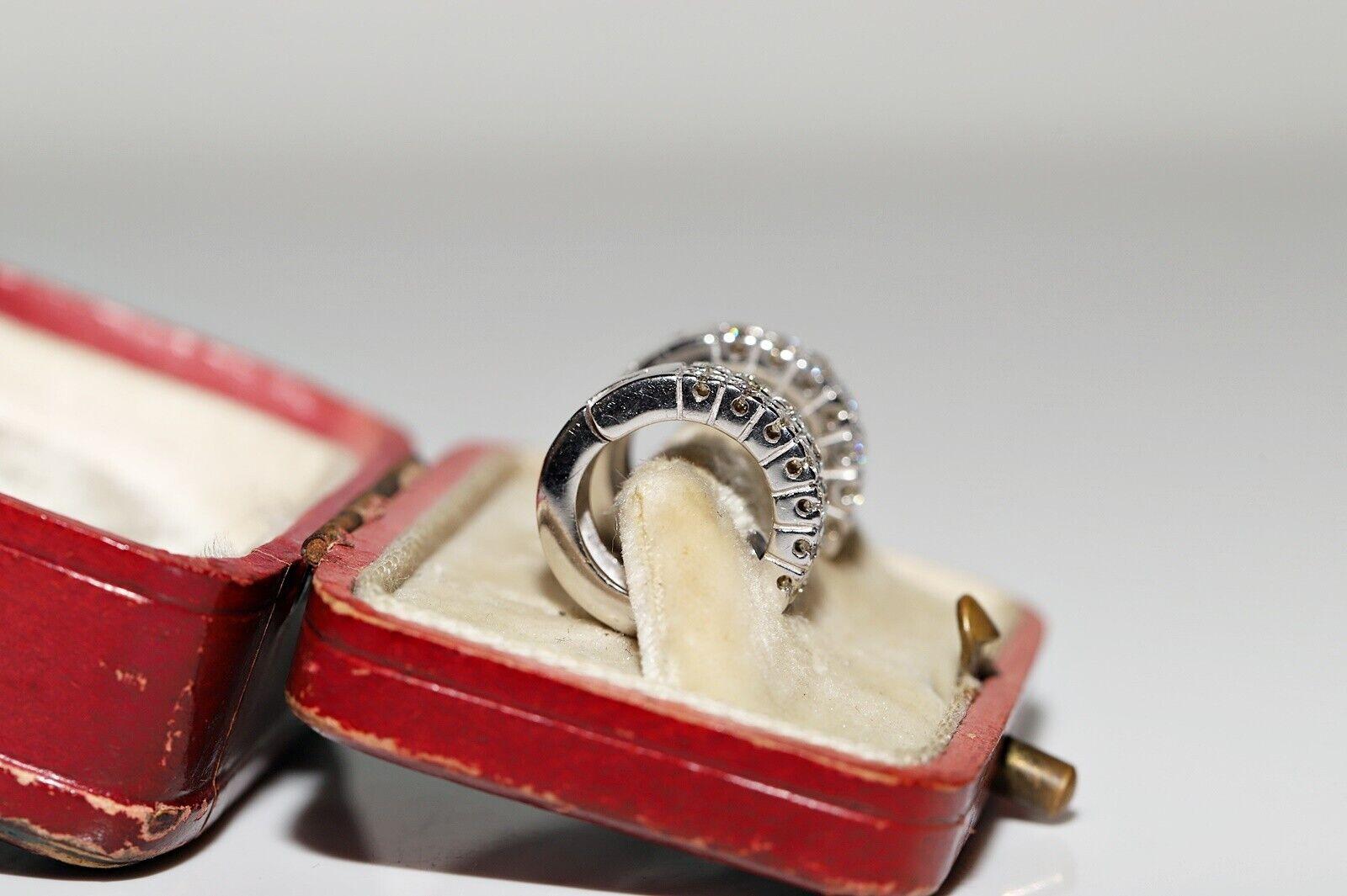 In sehr gutem Zustand.
Das Gesamtgewicht beträgt  7,1 Gramm.
Insgesamt handelt es sich um einen Diamanten von 0,70 Karat.
Säure getestet, um 18k echtes Gold zu sein.
Original Vintage-Artikel, etwa 40 Jahre alt.
Der Diamant hat eine vvs-vs-Reinheit