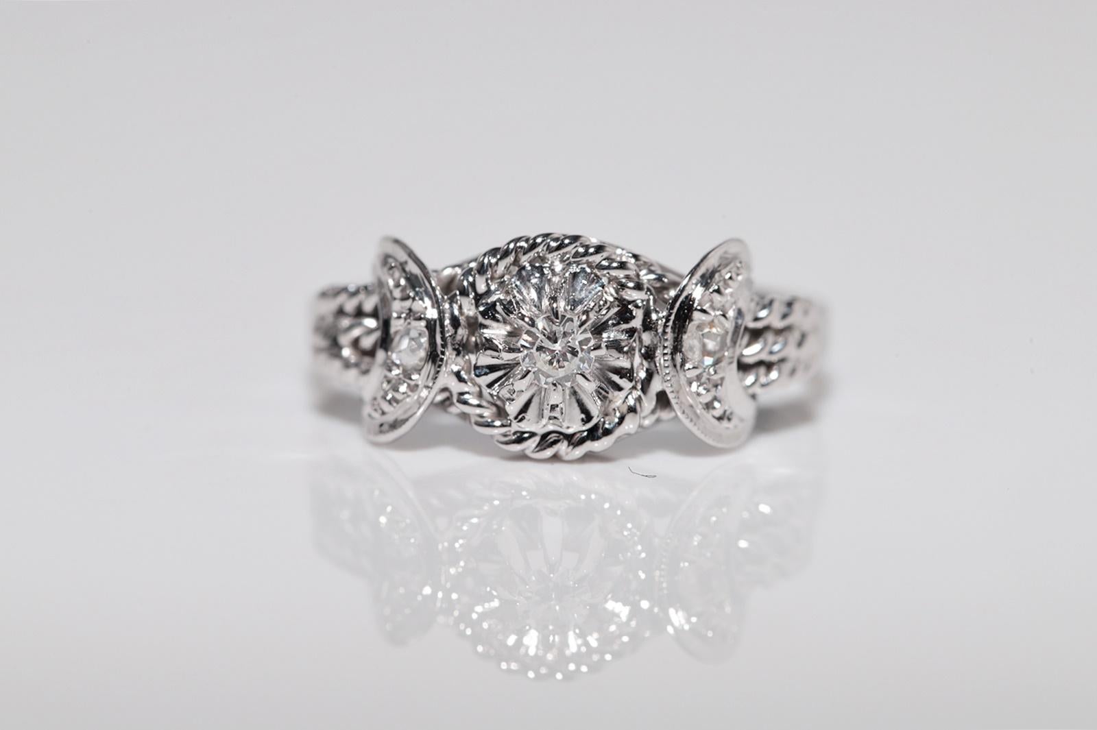 In sehr gutem Zustand.
Das Gesamtgewicht beträgt 2.9 Gramm.
Insgesamt ist der Diamant im Rosenschliff 0.05 ct.
Insgesamt ist der Diamant im Brillantschliff 0,08 ct.
Der Diamant ist G Farbe und vs1 Klarheit.
Ringgröße ist US 5.75
Wir können jede