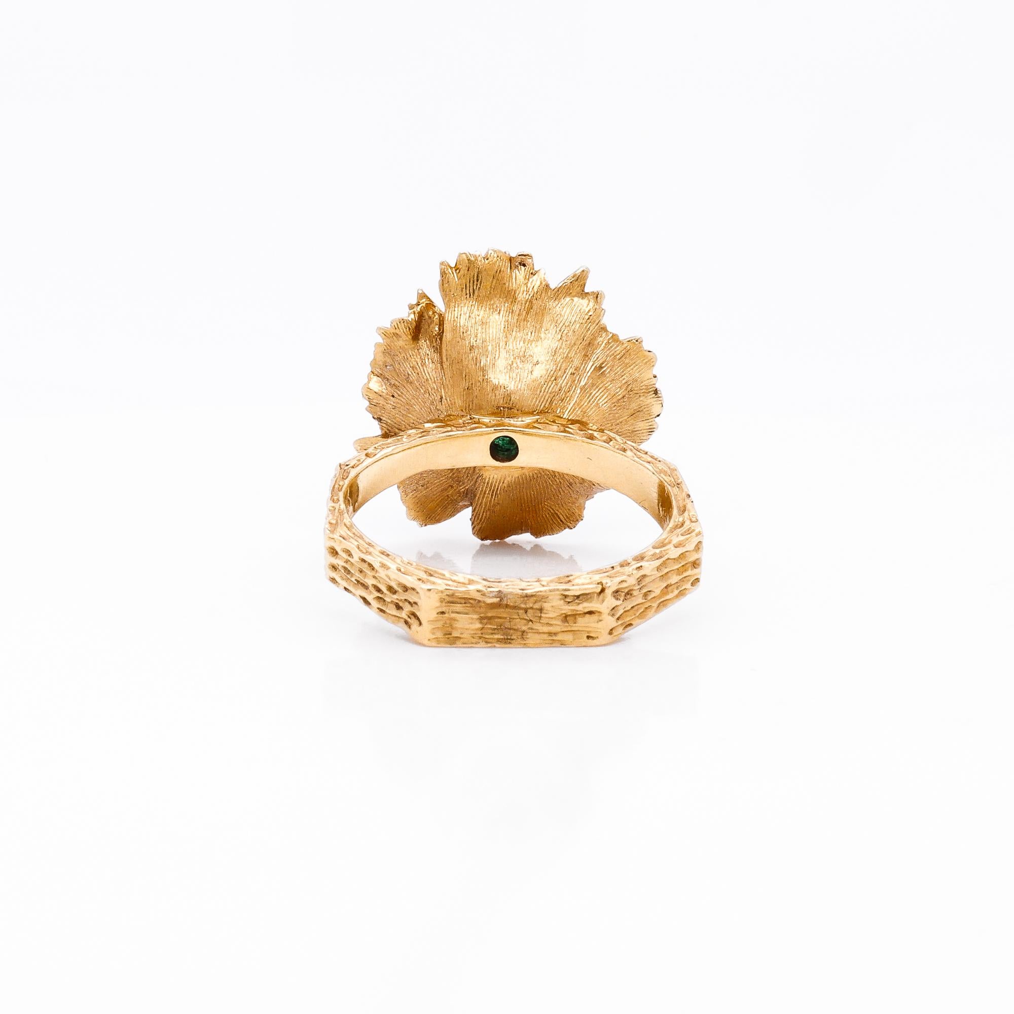 Vintage 18K Gold & Natural Emerald Figural Flower Ring en venta 4