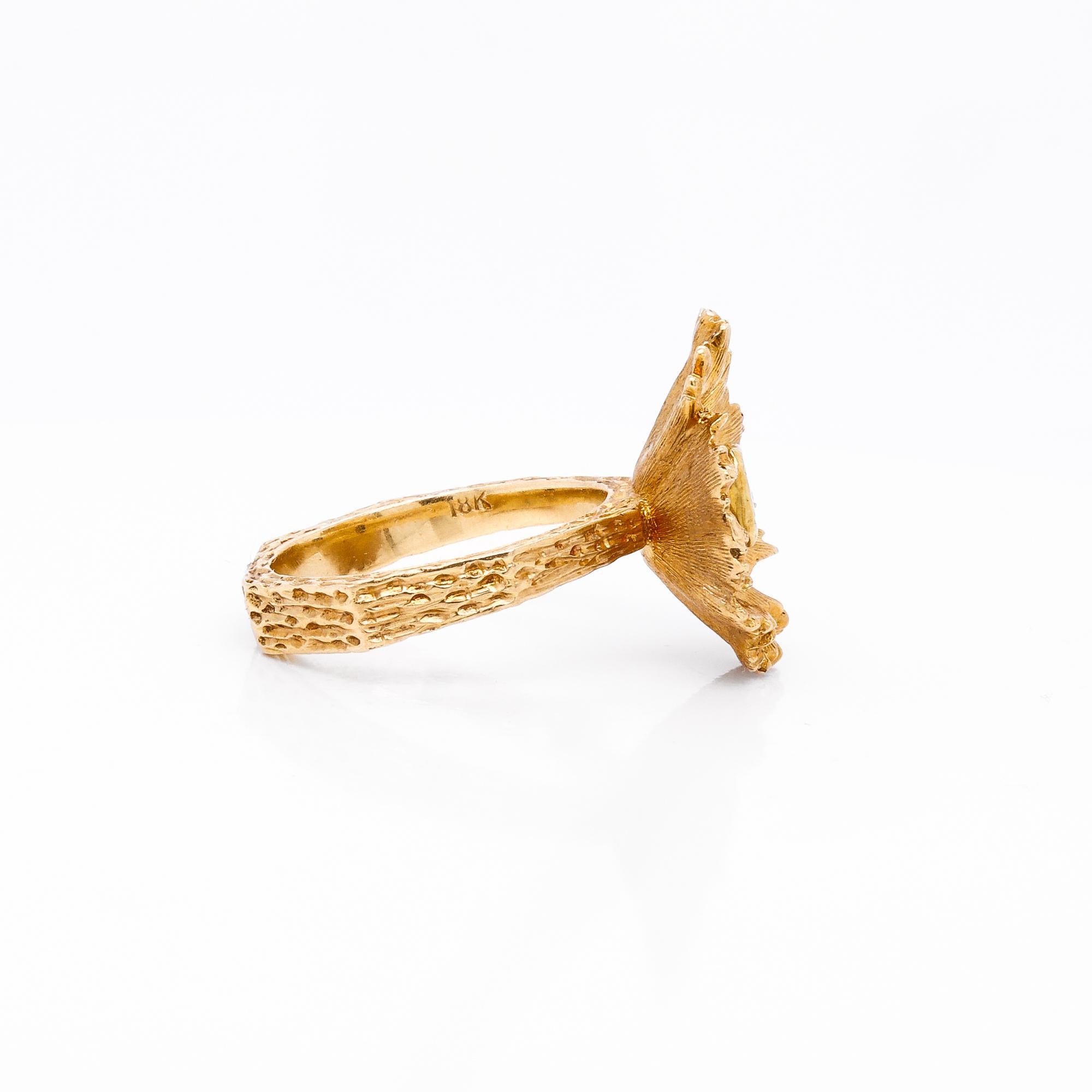 Vintage 18K Gold & Natural Emerald Figural Flower Ring en venta 5