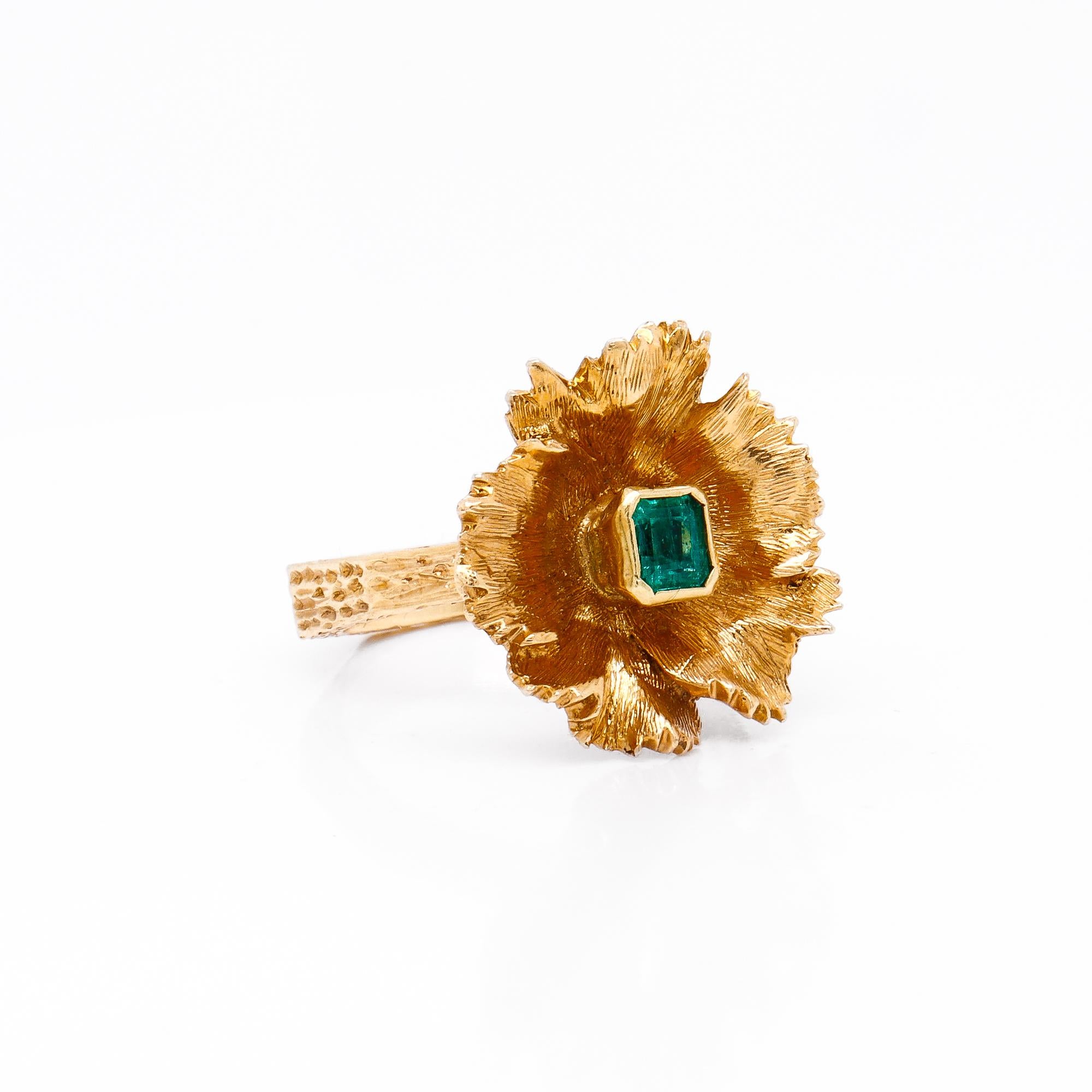 Vintage 18K Gold & Natural Emerald Figural Flower Ring en venta 6