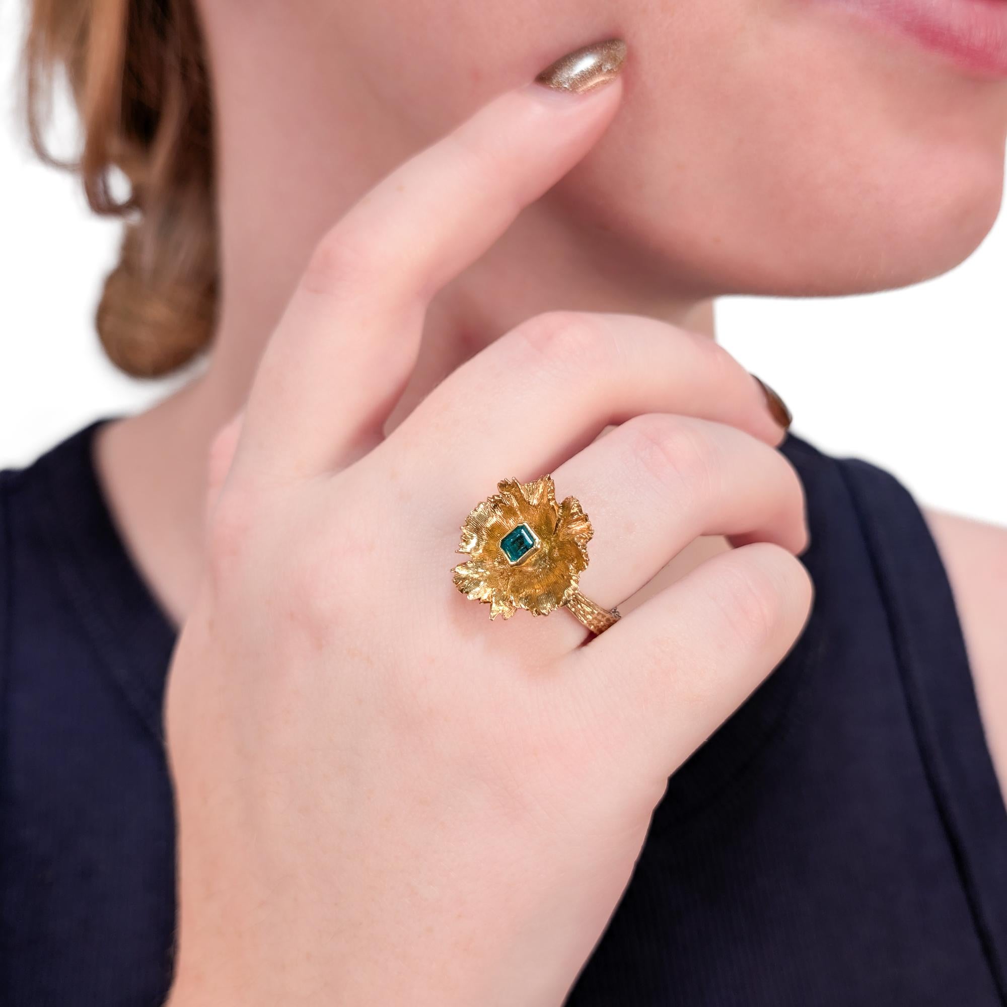 Anillo de cóctel de oro floriforme y esmeralda de época.

En oro amarillo de 18 quilates.

Con una esmeralda talla esmeralda de 0,25± qt engastada en el centro de una flor de oro figurada. 

Marcado en la caña.

Acompañado de un informe GEMLAB