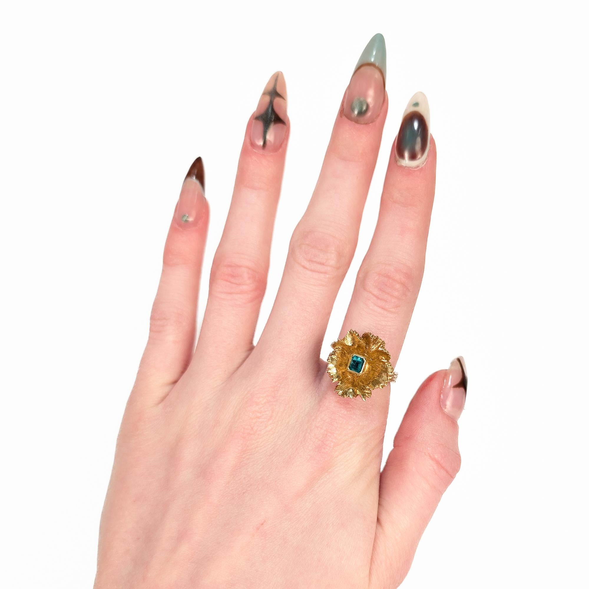 Vintage 18K Gold & Natural Emerald Figural Flower Ring Retro en venta