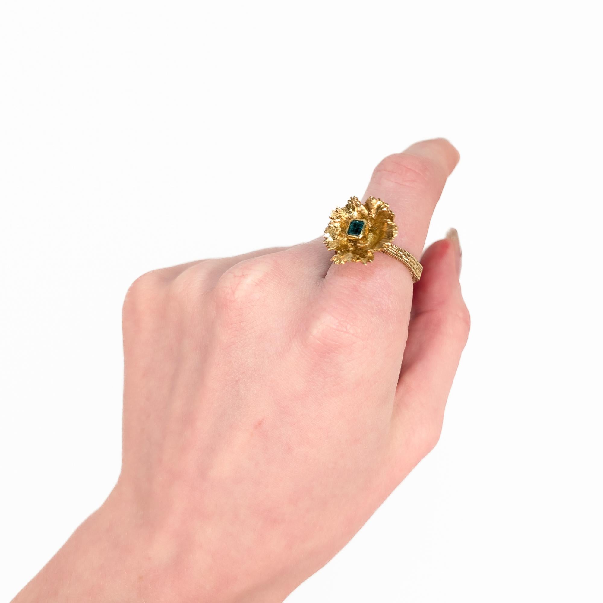 Vintage 18K Gold & Natural Emerald Figural Flower Ring Corte esmeralda en venta