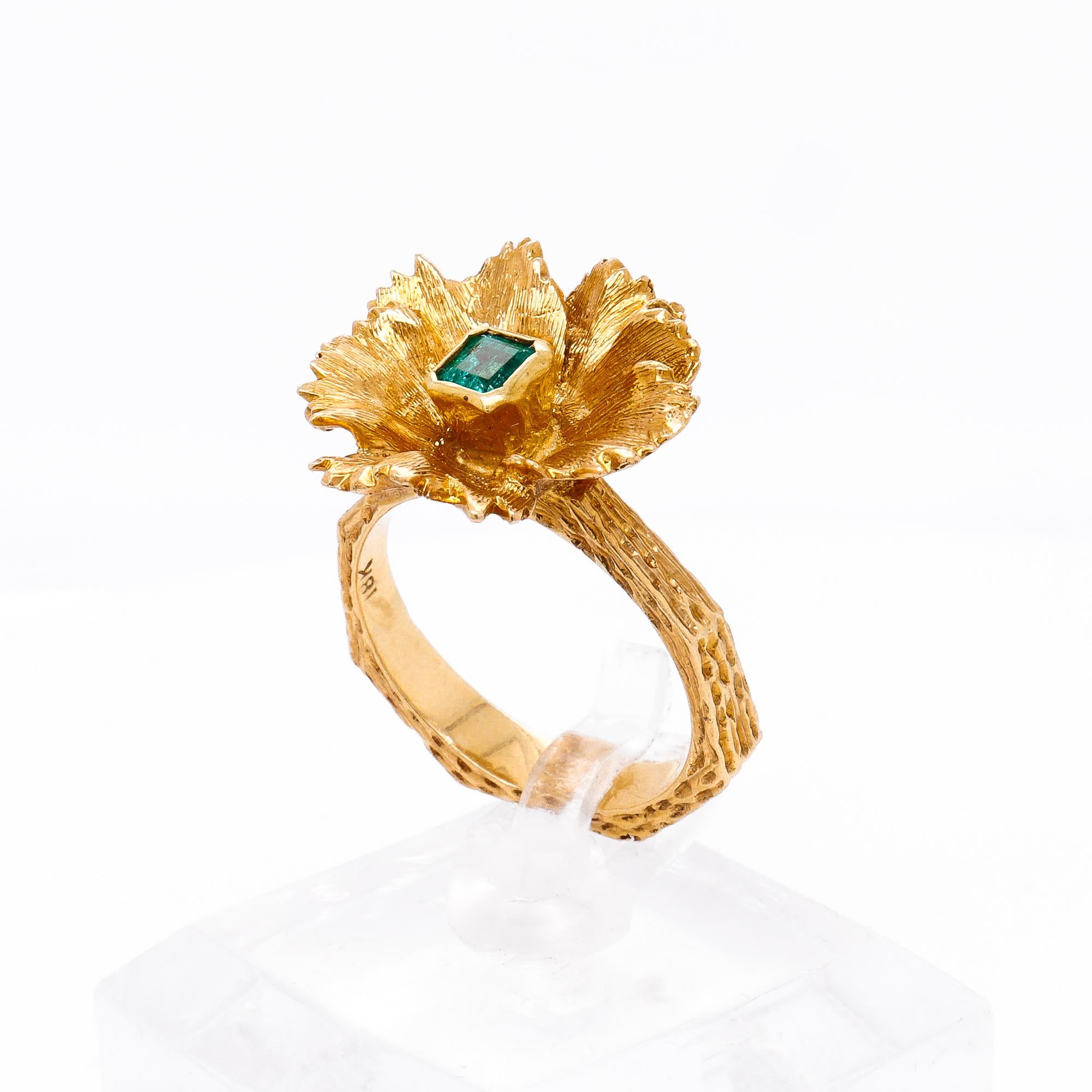 Vintage 18K Gold & Natural Emerald Figural Flower Ring en Bueno estado para la venta en Philadelphia, PA