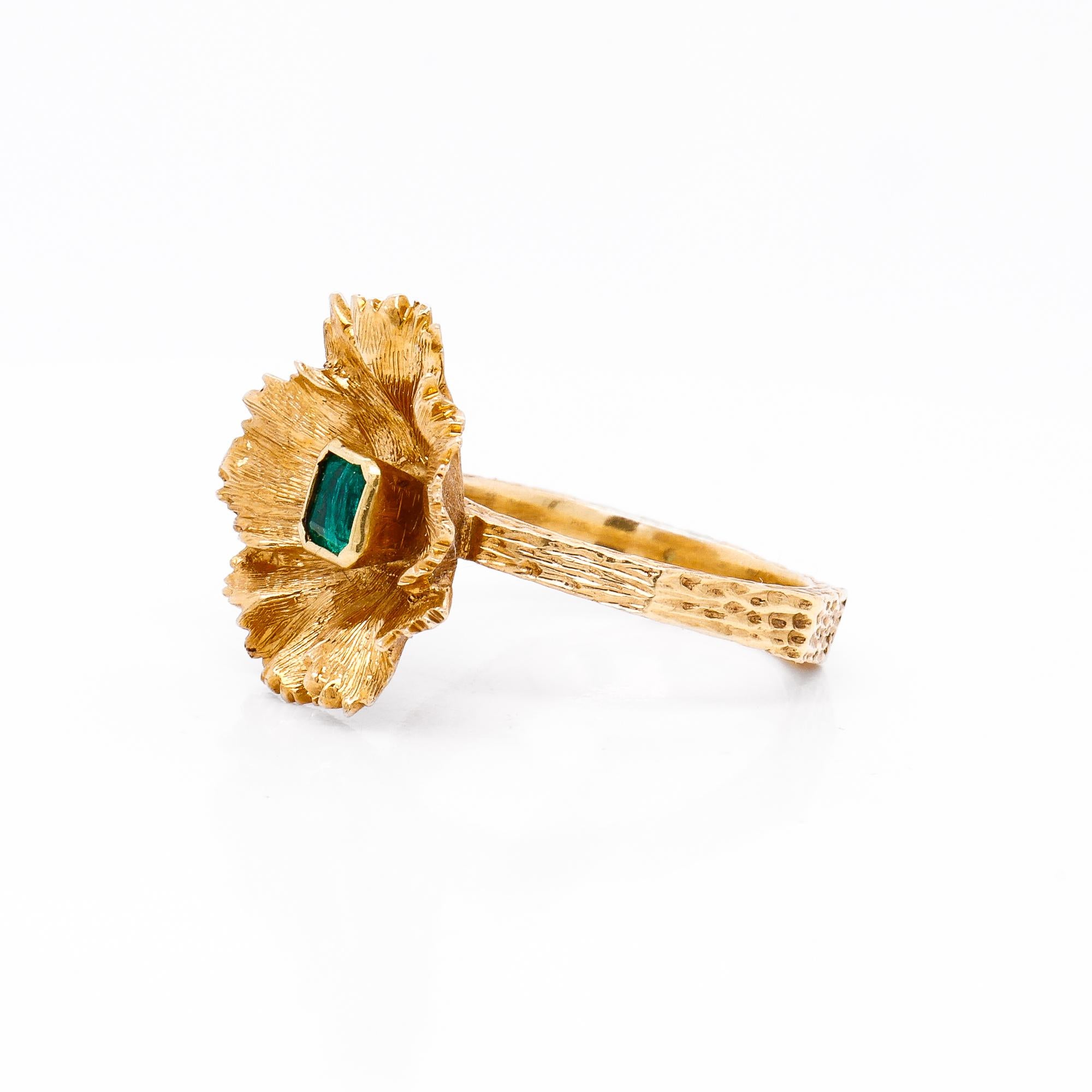 Vintage 18K Gold & Natural Emerald Figural Flower Ring en venta 1