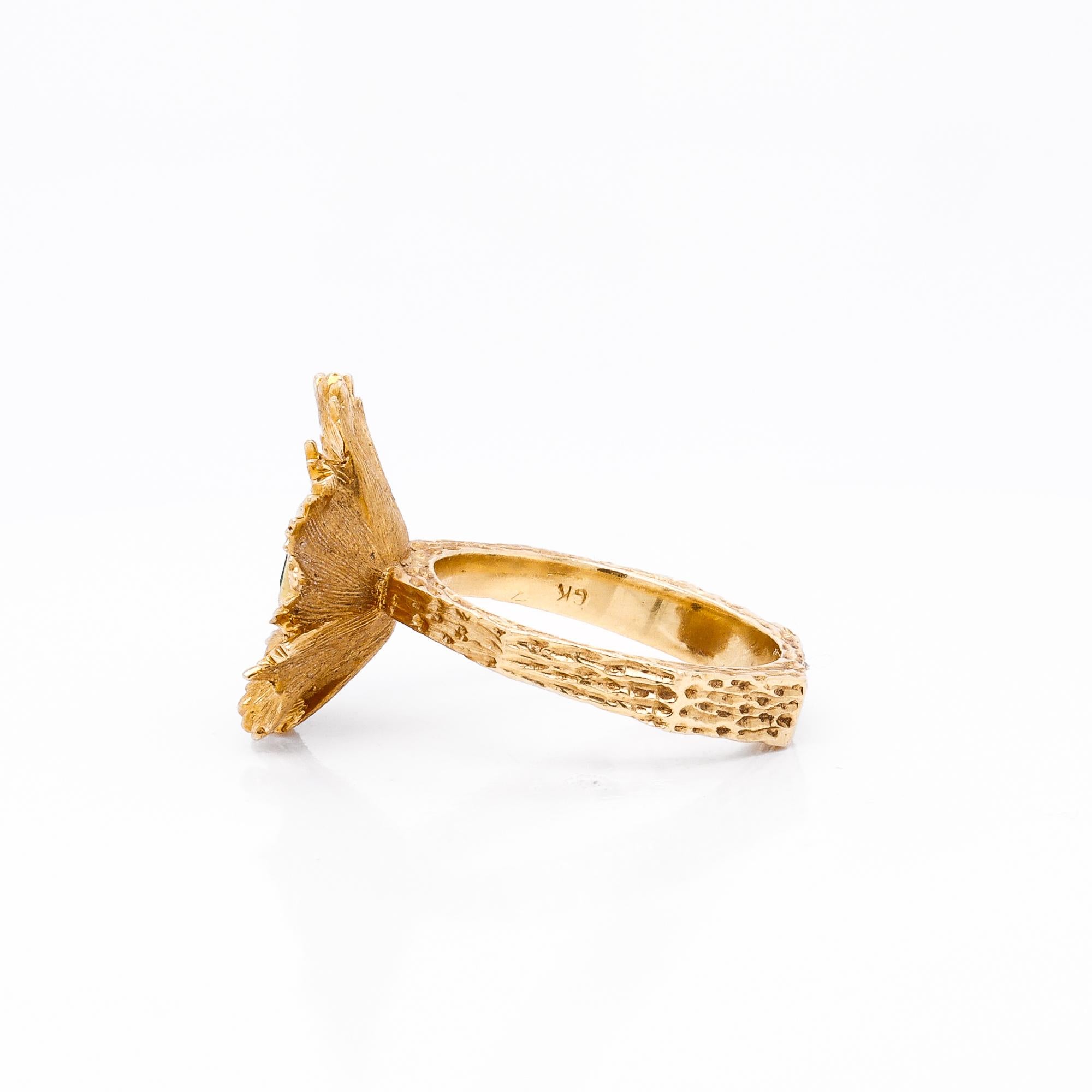 Vintage 18K Gold & Natural Emerald Figural Flower Ring en venta 2
